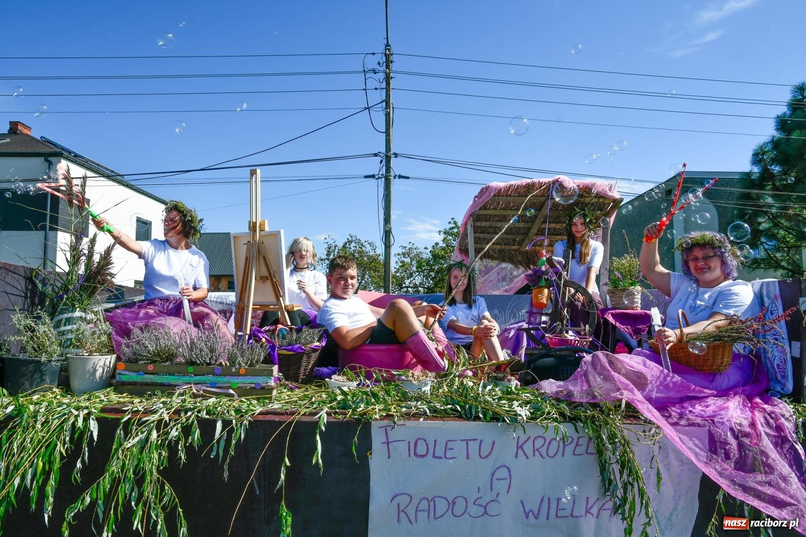 Zdjęcie w galerii na portalu naszraciborz.pl: Dożynkowy korowód ruszył z Pogrzebienia. Święto plonów trwa w Kornowacu [FOTO i WIDEO] wiadomości z regionu