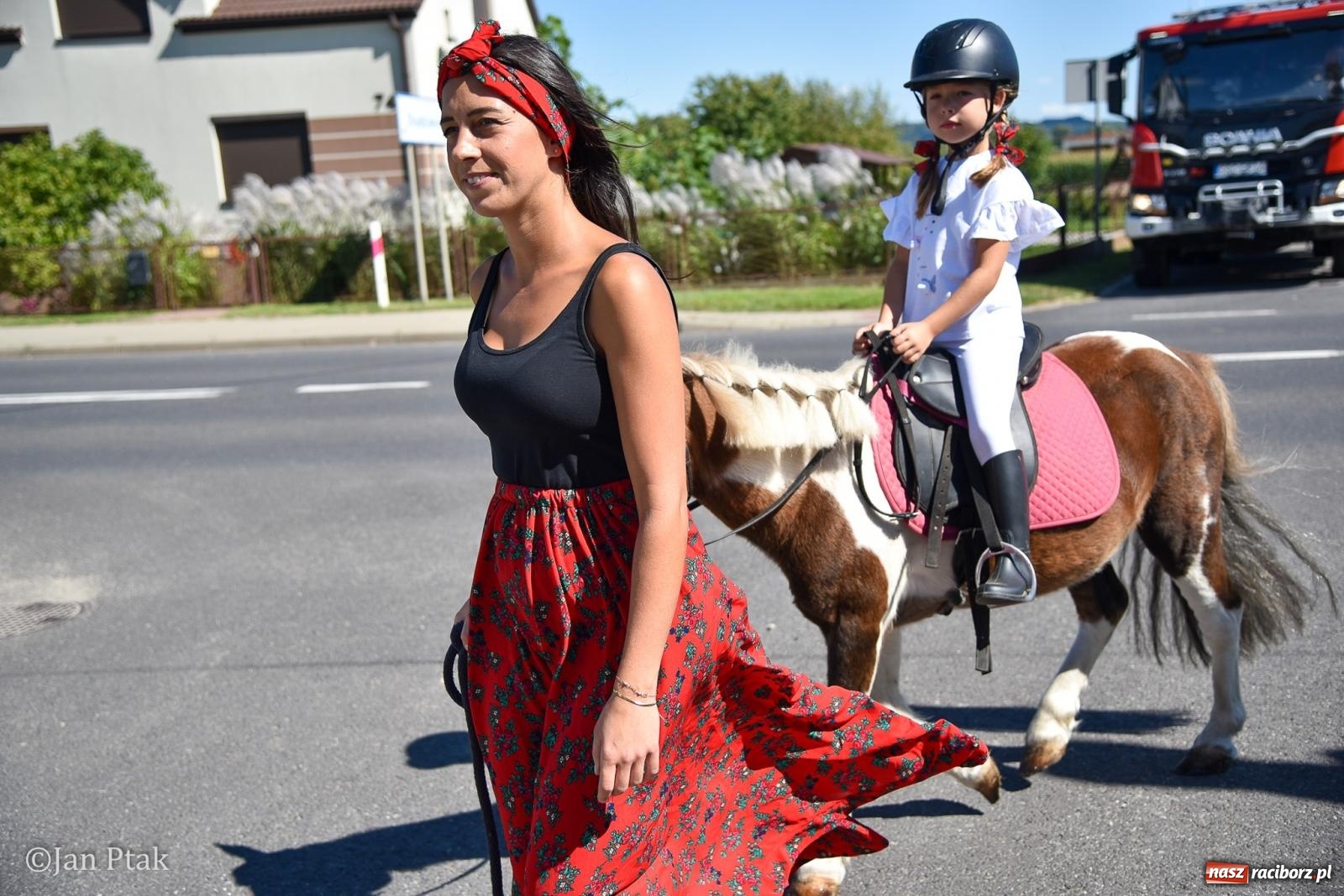 Zdjęcie w galerii na portalu naszraciborz.pl: Korowód dożynkowy przejechał przez Sudół. Rolnicza dzielnica Raciborza dziękuje za plony [FOTO i WIDEO] wiadomości z regionu