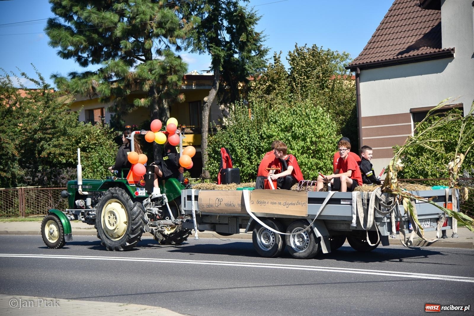 Zdjęcie w galerii na portalu naszraciborz.pl: Korowód dożynkowy przejechał przez Sudół. Rolnicza dzielnica Raciborza dziękuje za plony [FOTO i WIDEO] wiadomości z regionu