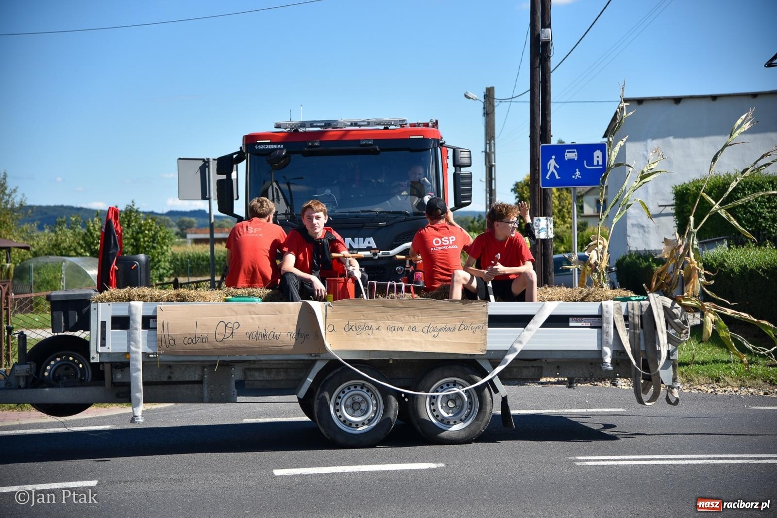 Zdjęcie w galerii na portalu naszraciborz.pl: Korowód dożynkowy przejechał przez Sudół. Rolnicza dzielnica Raciborza dziękuje za plony [FOTO i WIDEO] wiadomości z regionu