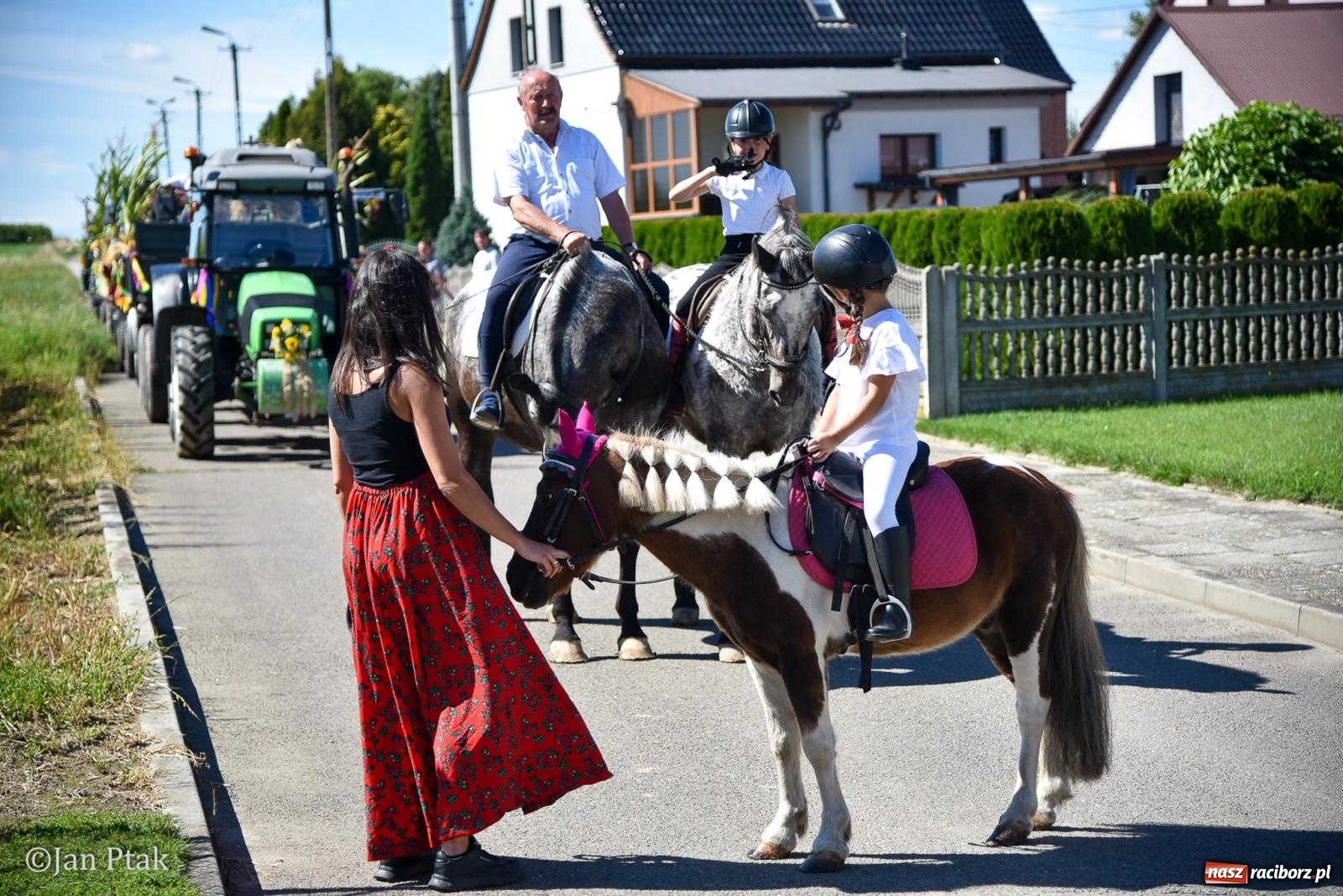 Zdjęcie w galerii na portalu naszraciborz.pl: Korowód dożynkowy przejechał przez Sudół. Rolnicza dzielnica Raciborza dziękuje za plony [FOTO i WIDEO] wiadomości z regionu