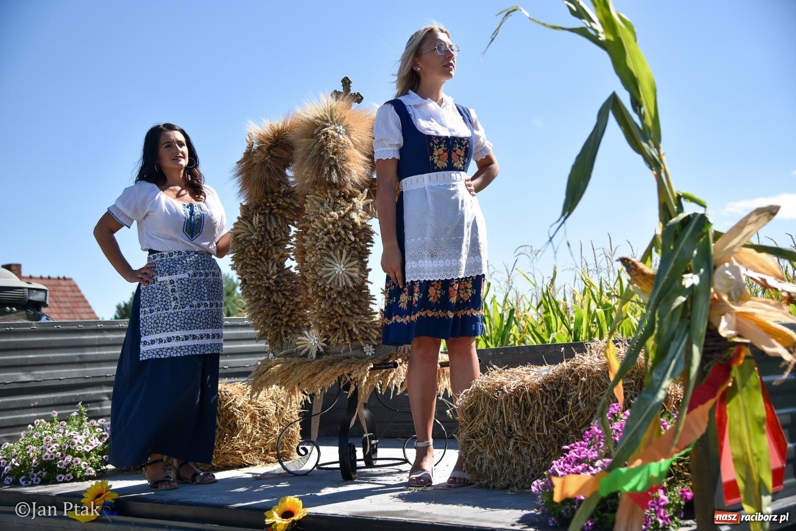 Zdjęcie w galerii na portalu naszraciborz.pl: Korowód dożynkowy przejechał przez Sudół. Rolnicza dzielnica Raciborza dziękuje za plony [FOTO i WIDEO] wiadomości z regionu