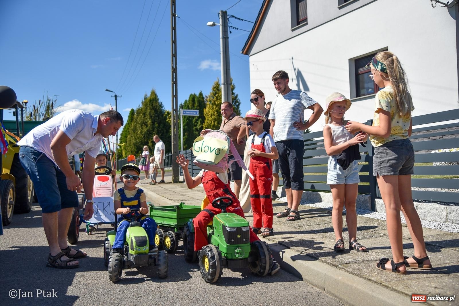 Zdjęcie w galerii na portalu naszraciborz.pl: Korowód dożynkowy przejechał przez Sudół. Rolnicza dzielnica Raciborza dziękuje za plony [FOTO i WIDEO] wiadomości z regionu
