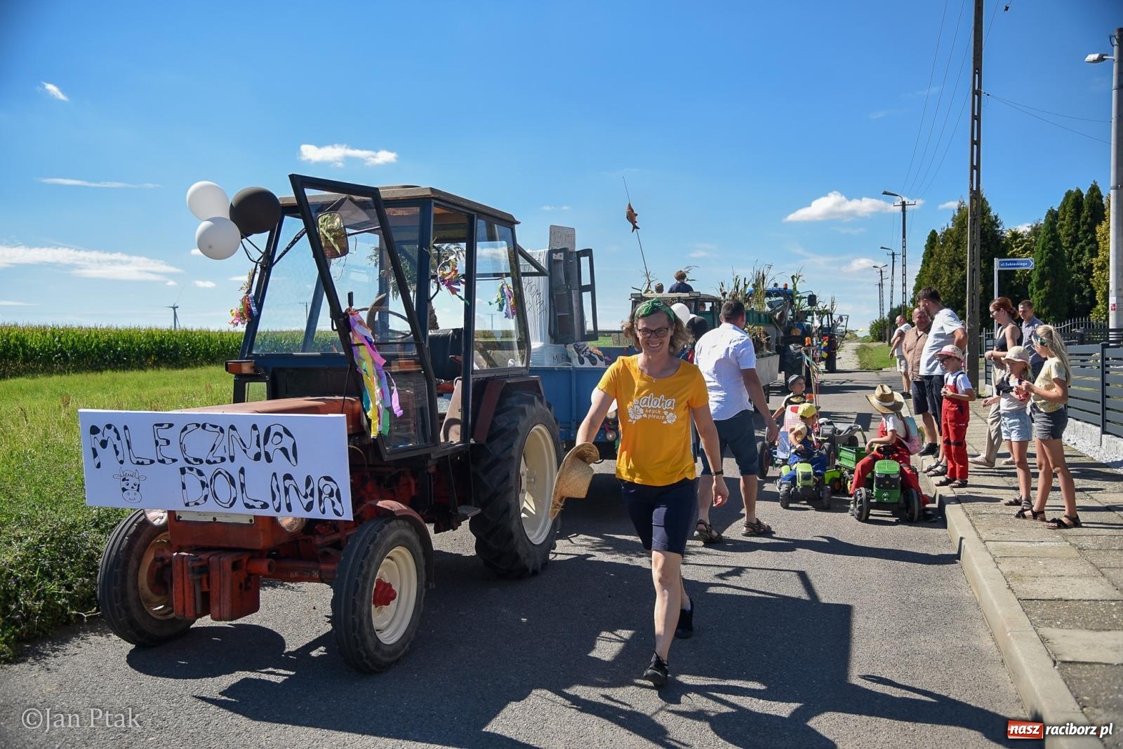 Zdjęcie w galerii na portalu naszraciborz.pl: Korowód dożynkowy przejechał przez Sudół. Rolnicza dzielnica Raciborza dziękuje za plony [FOTO i WIDEO] wiadomości z regionu
