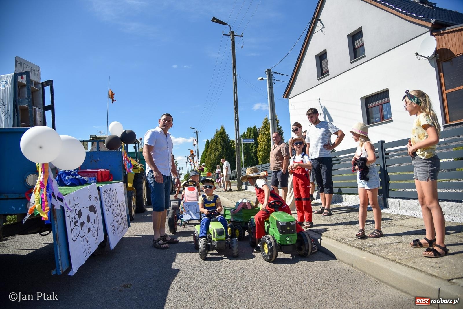 Zdjęcie w galerii na portalu naszraciborz.pl: Korowód dożynkowy przejechał przez Sudół. Rolnicza dzielnica Raciborza dziękuje za plony [FOTO i WIDEO] wiadomości z regionu