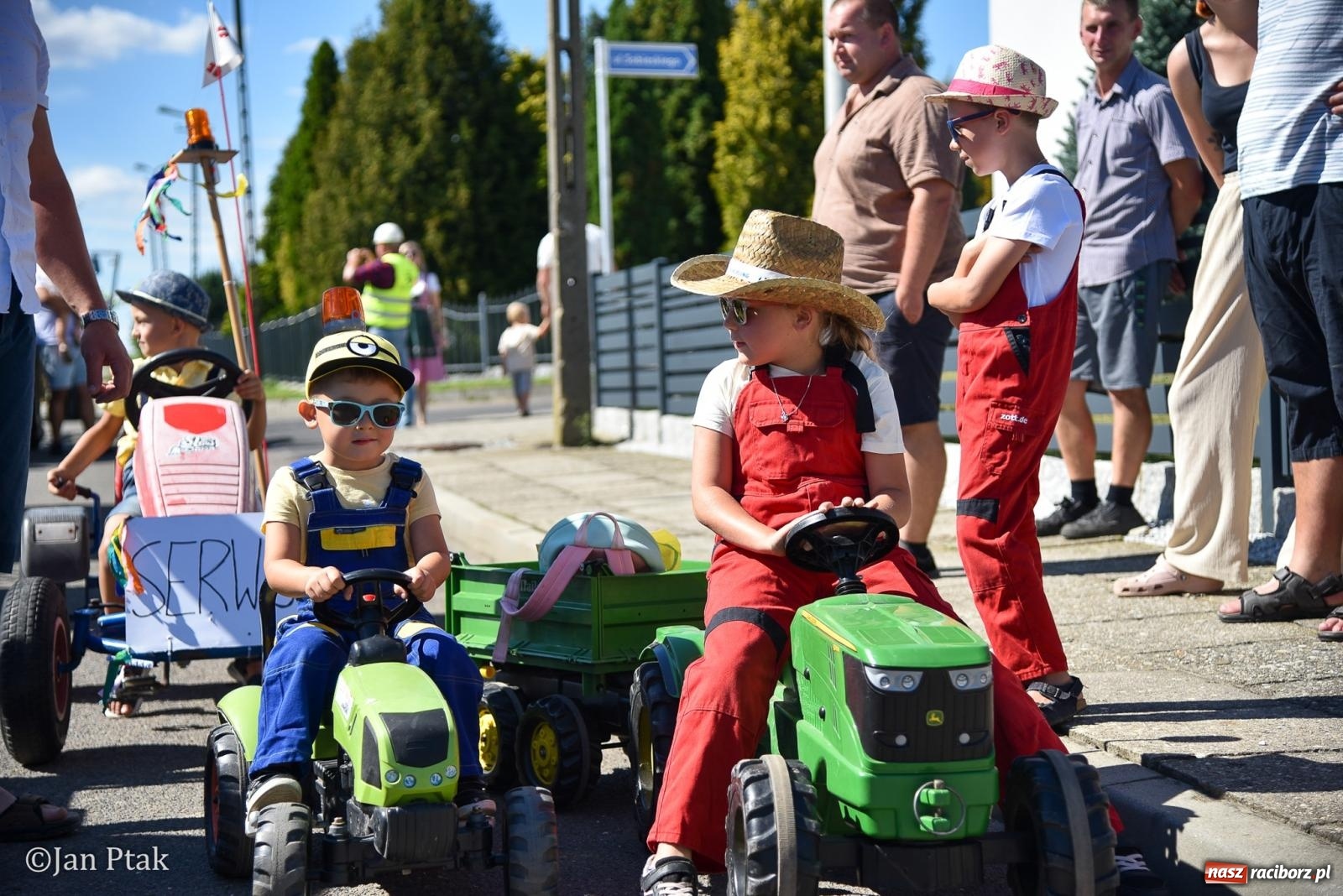 Zdjęcie w galerii na portalu naszraciborz.pl: Korowód dożynkowy przejechał przez Sudół. Rolnicza dzielnica Raciborza dziękuje za plony [FOTO i WIDEO] wiadomości z regionu