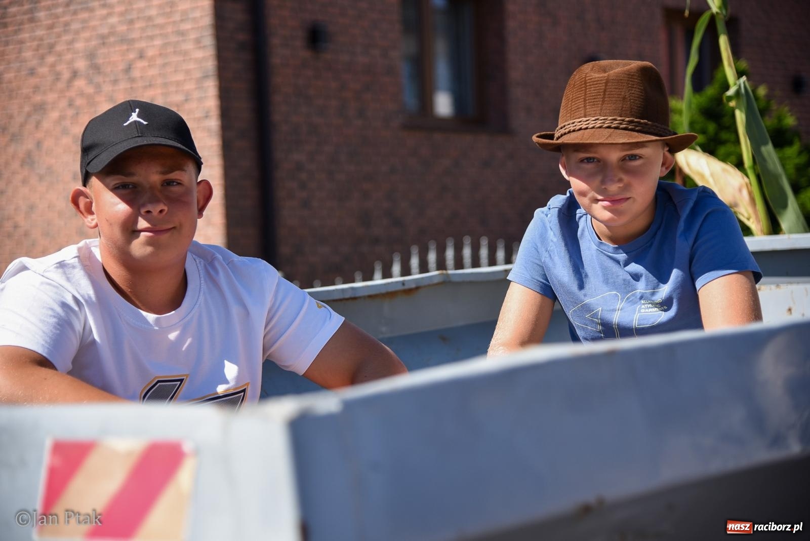 Zdjęcie w galerii na portalu naszraciborz.pl: Korowód dożynkowy przejechał przez Sudół. Rolnicza dzielnica Raciborza dziękuje za plony [FOTO i WIDEO] wiadomości z regionu