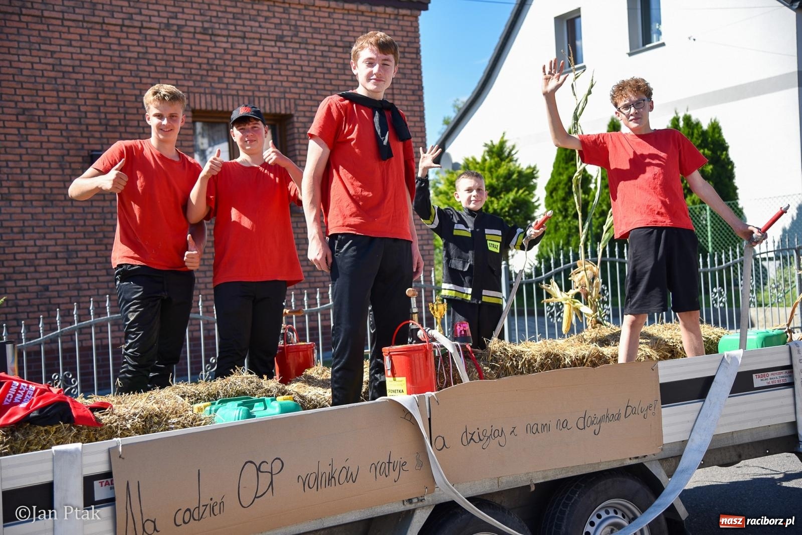 Zdjęcie w galerii na portalu naszraciborz.pl: Korowód dożynkowy przejechał przez Sudół. Rolnicza dzielnica Raciborza dziękuje za plony [FOTO i WIDEO] wiadomości z regionu