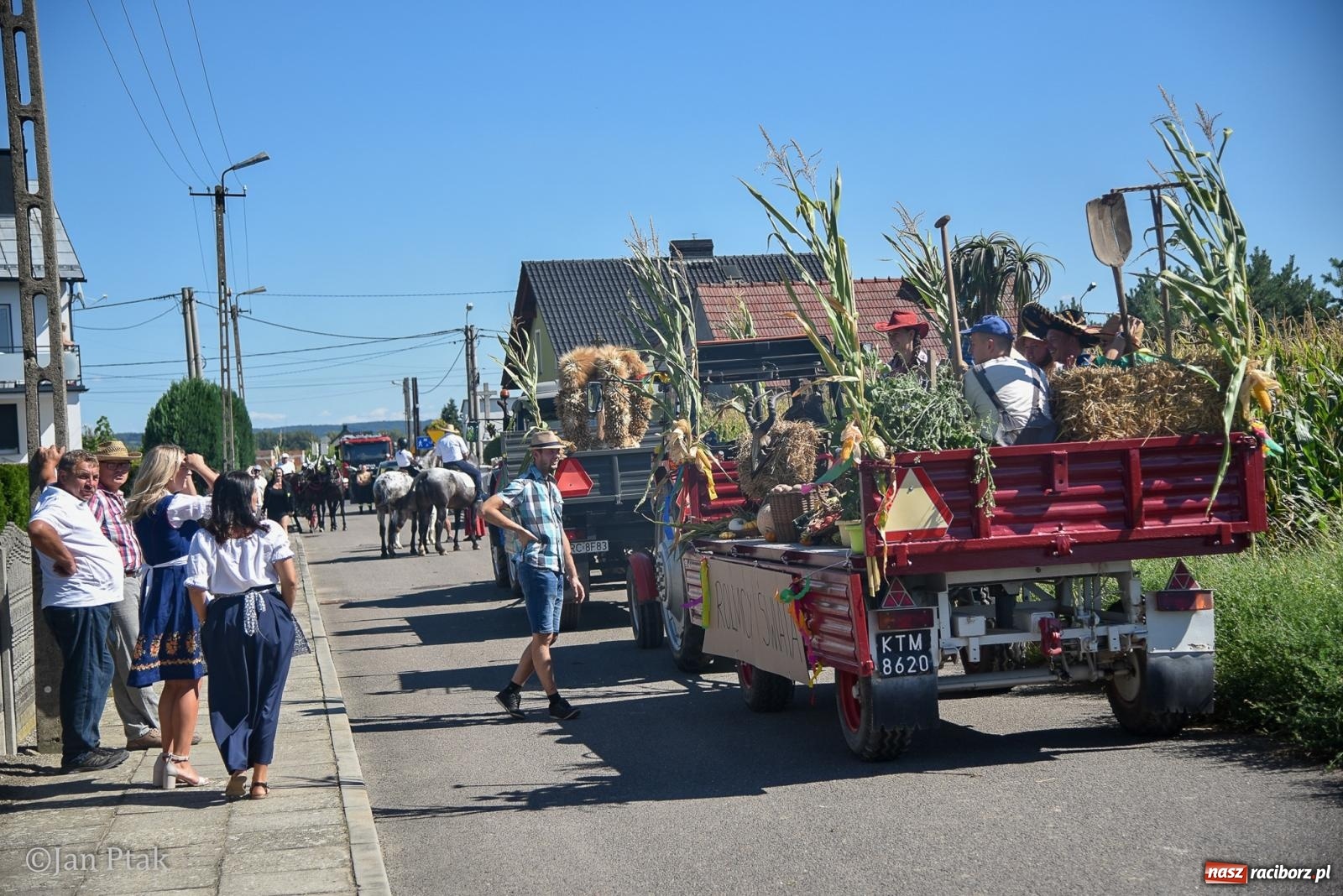 Zdjęcie w galerii na portalu naszraciborz.pl: Korowód dożynkowy przejechał przez Sudół. Rolnicza dzielnica Raciborza dziękuje za plony [FOTO i WIDEO] wiadomości z regionu