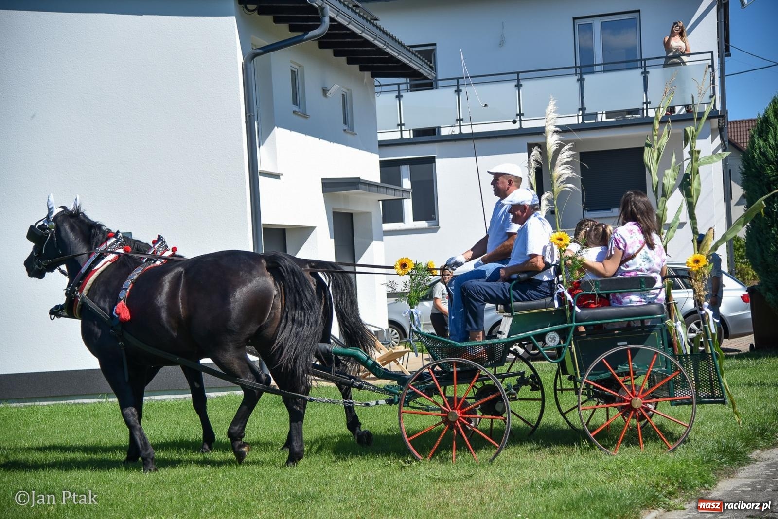 Zdjęcie w galerii na portalu naszraciborz.pl: Korowód dożynkowy przejechał przez Sudół. Rolnicza dzielnica Raciborza dziękuje za plony [FOTO i WIDEO] wiadomości z regionu