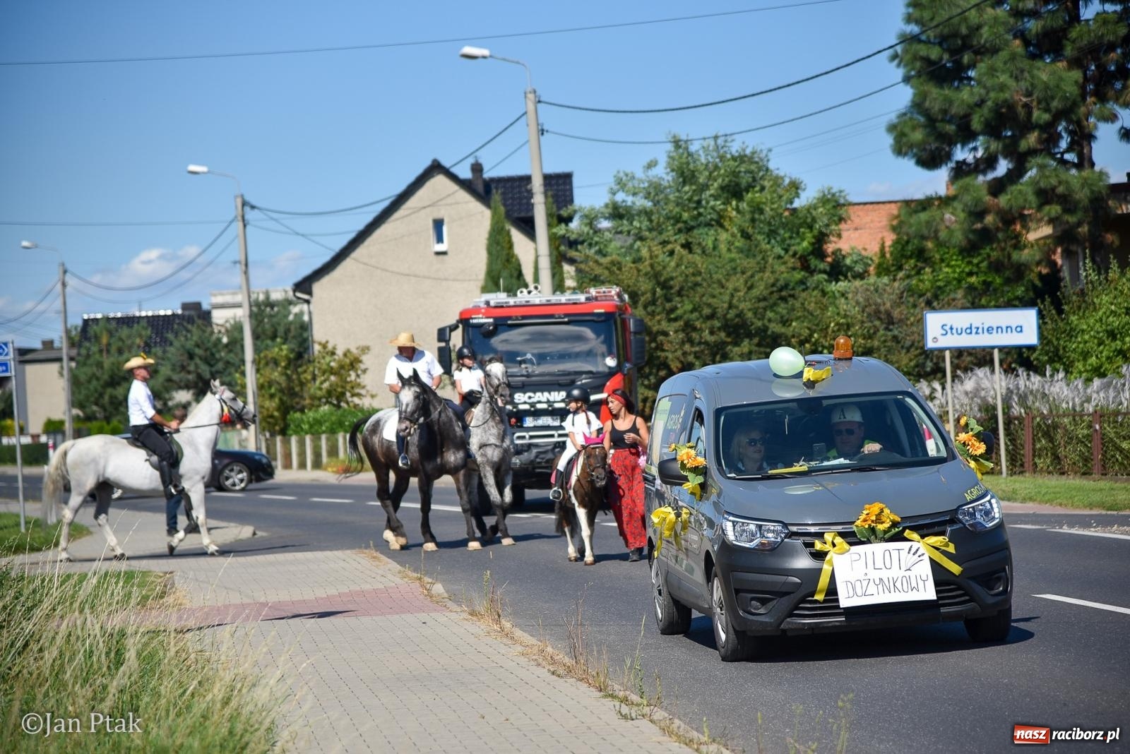 Zdjęcie w galerii na portalu naszraciborz.pl: Korowód dożynkowy przejechał przez Sudół. Rolnicza dzielnica Raciborza dziękuje za plony [FOTO i WIDEO] wiadomości z regionu