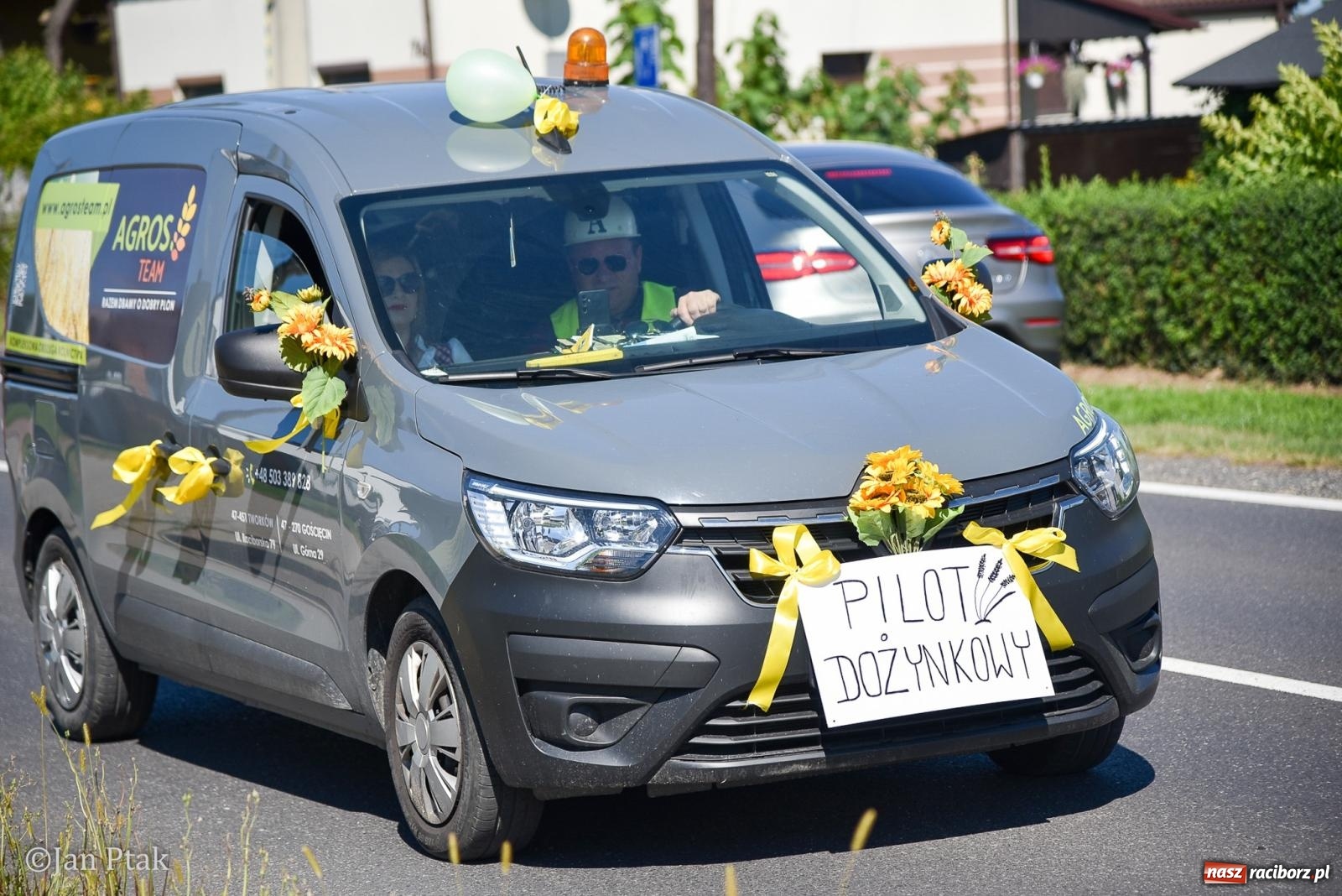 Zdjęcie w galerii na portalu naszraciborz.pl: Korowód dożynkowy przejechał przez Sudół. Rolnicza dzielnica Raciborza dziękuje za plony [FOTO i WIDEO] wiadomości z regionu