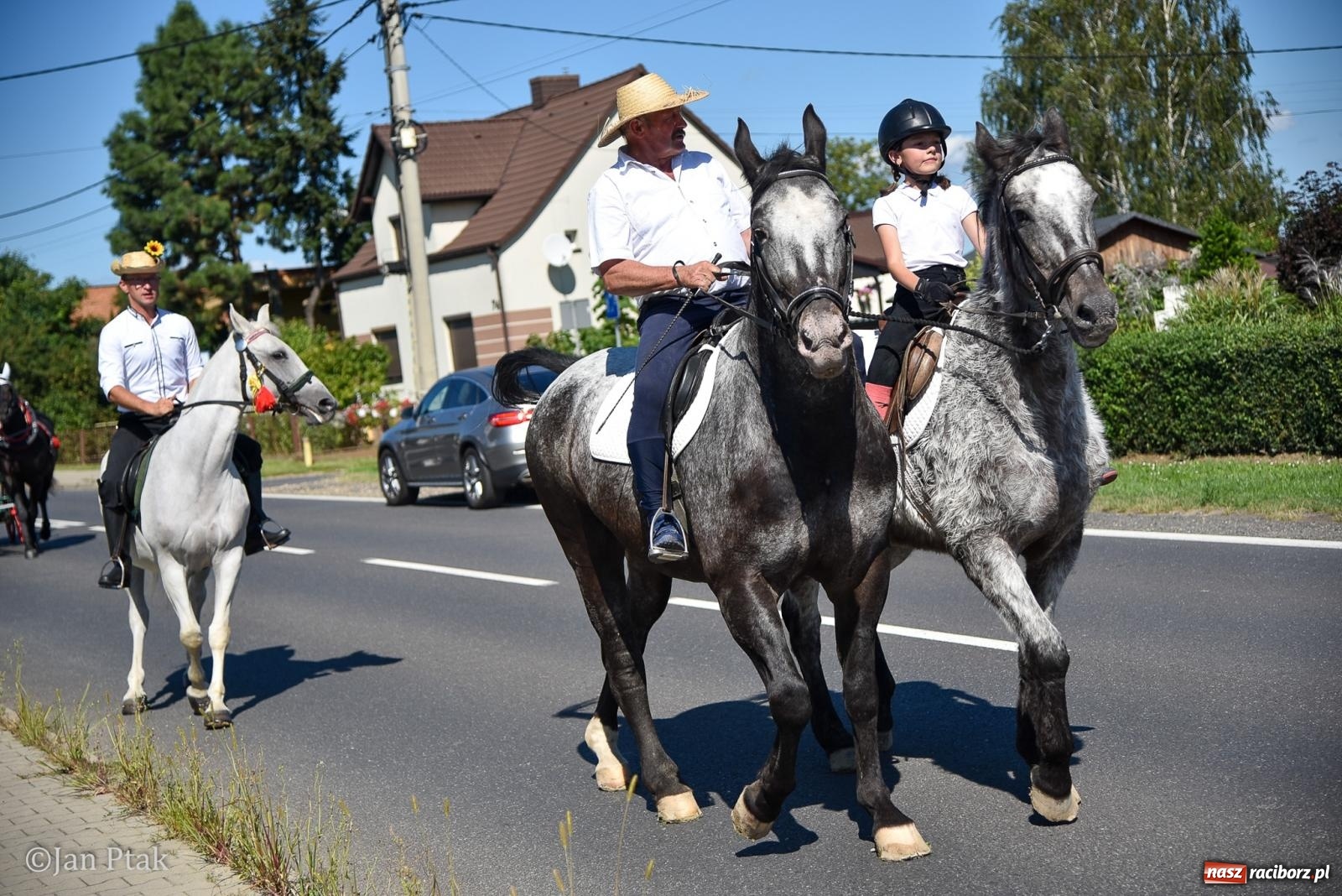 Zdjęcie w galerii na portalu naszraciborz.pl: Korowód dożynkowy przejechał przez Sudół. Rolnicza dzielnica Raciborza dziękuje za plony [FOTO i WIDEO] wiadomości z regionu