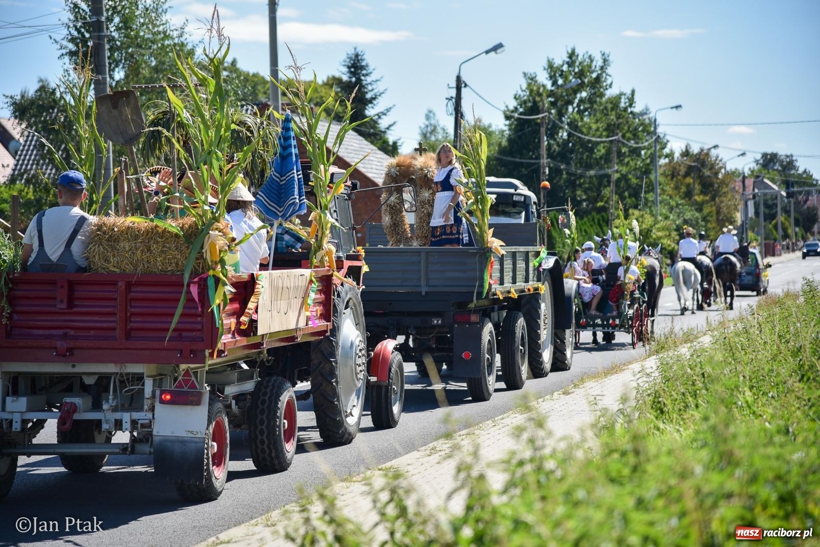 Zdjęcie w galerii na portalu naszraciborz.pl: Korowód dożynkowy przejechał przez Sudół. Rolnicza dzielnica Raciborza dziękuje za plony [FOTO i WIDEO] wiadomości z regionu