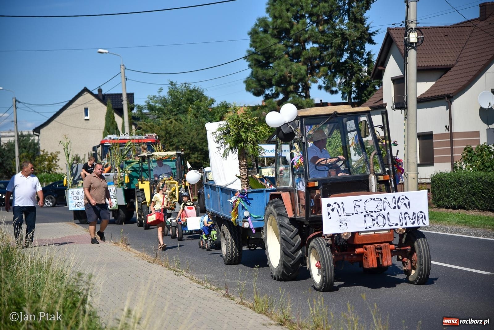 Zdjęcie w galerii na portalu naszraciborz.pl: Korowód dożynkowy przejechał przez Sudół. Rolnicza dzielnica Raciborza dziękuje za plony [FOTO i WIDEO] wiadomości z regionu