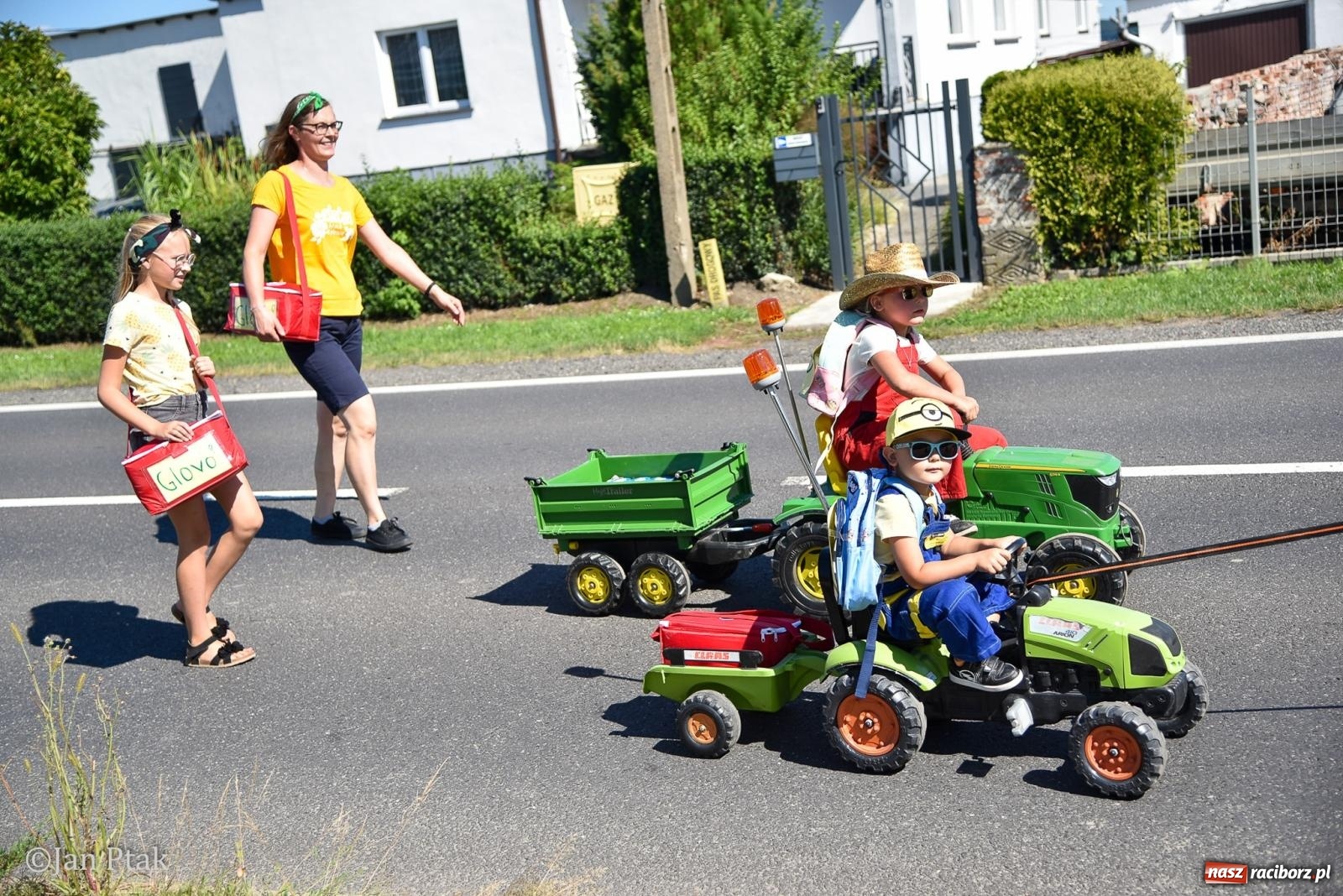 Zdjęcie w galerii na portalu naszraciborz.pl: Korowód dożynkowy przejechał przez Sudół. Rolnicza dzielnica Raciborza dziękuje za plony [FOTO i WIDEO] wiadomości z regionu