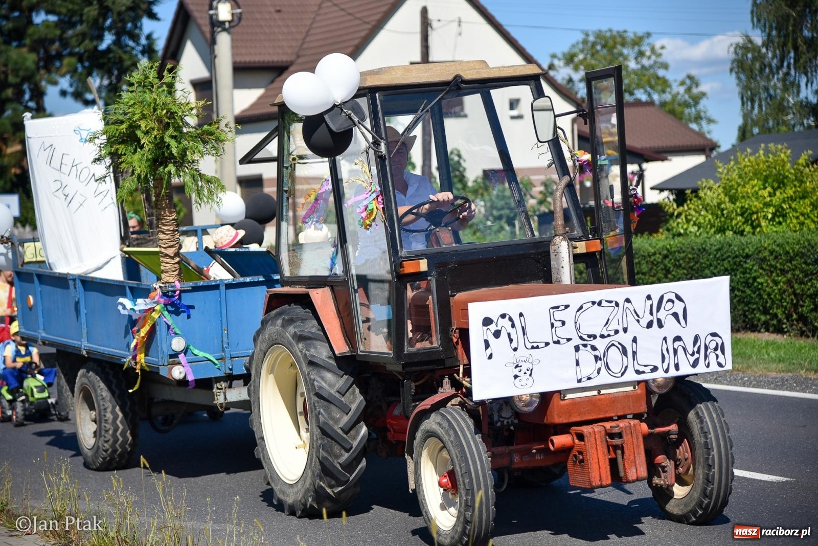 Zdjęcie w galerii na portalu naszraciborz.pl: Korowód dożynkowy przejechał przez Sudół. Rolnicza dzielnica Raciborza dziękuje za plony [FOTO i WIDEO] wiadomości z regionu