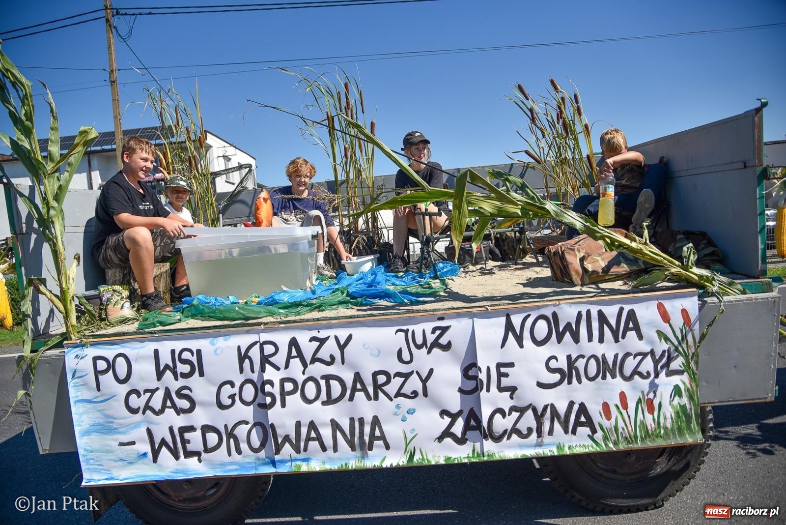 Zdjęcie w galerii na portalu naszraciborz.pl: Korowód dożynkowy przejechał przez Sudół. Rolnicza dzielnica Raciborza dziękuje za plony [FOTO i WIDEO] wiadomości z regionu