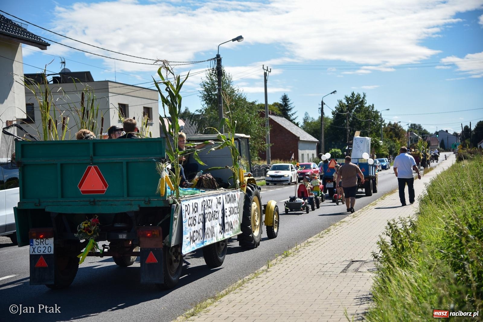 Zdjęcie w galerii na portalu naszraciborz.pl: Korowód dożynkowy przejechał przez Sudół. Rolnicza dzielnica Raciborza dziękuje za plony [FOTO i WIDEO] wiadomości z regionu