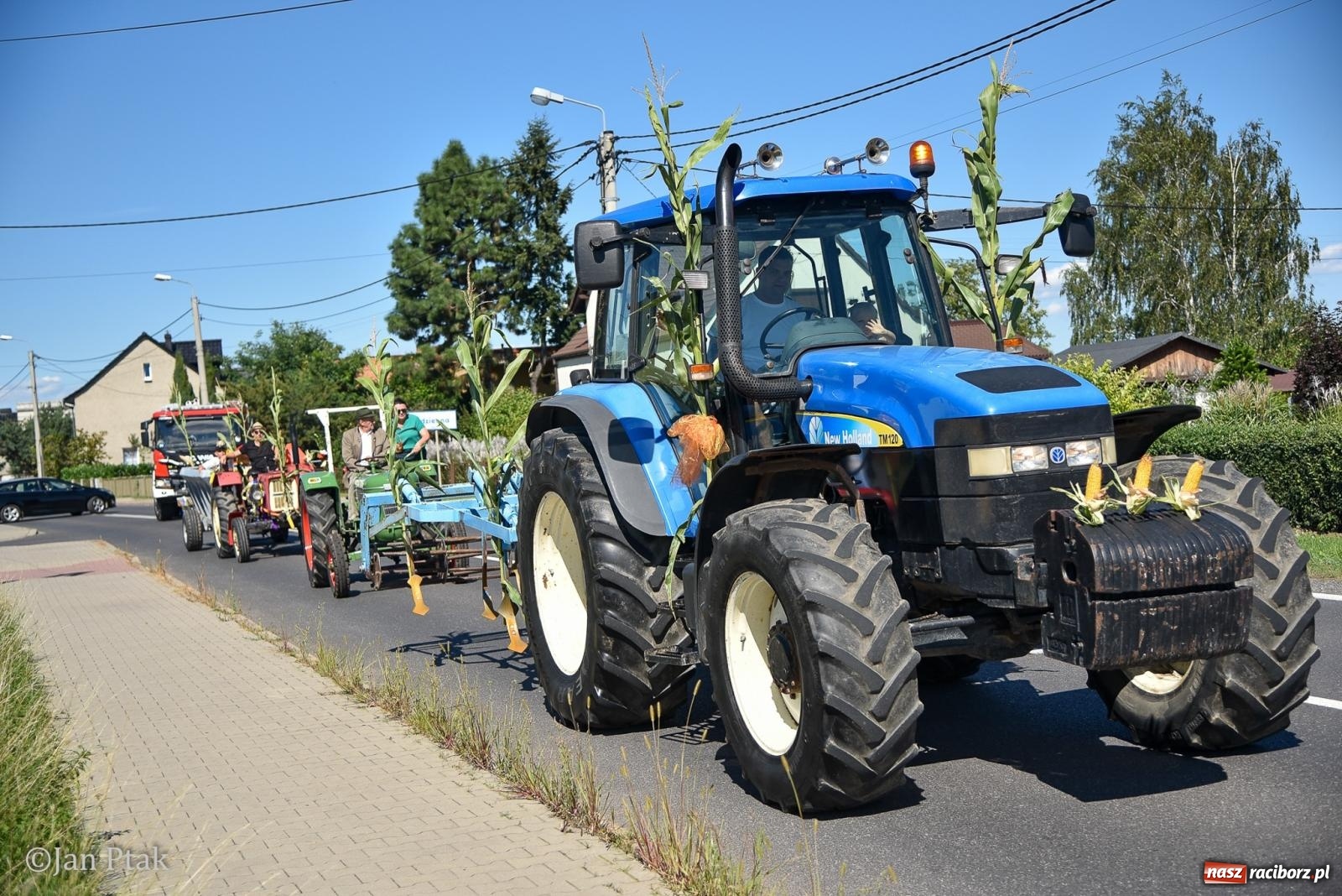 Zdjęcie w galerii na portalu naszraciborz.pl: Korowód dożynkowy przejechał przez Sudół. Rolnicza dzielnica Raciborza dziękuje za plony [FOTO i WIDEO] wiadomości z regionu