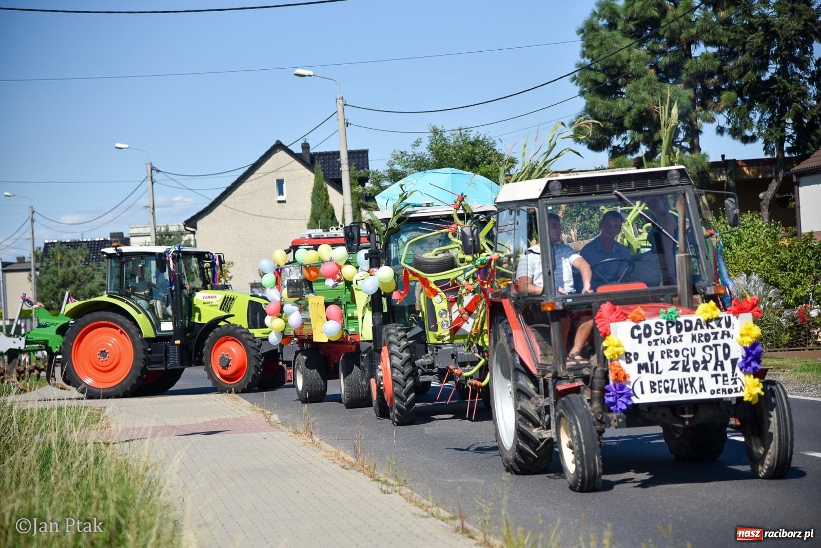 Zdjęcie w galerii na portalu naszraciborz.pl: Korowód dożynkowy przejechał przez Sudół. Rolnicza dzielnica Raciborza dziękuje za plony [FOTO i WIDEO] wiadomości z regionu