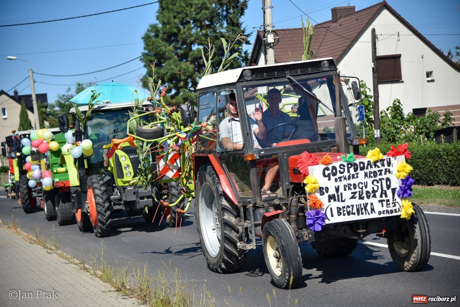 Zdjęcie w galerii na portalu naszraciborz.pl: Korowód dożynkowy przejechał przez Sudół. Rolnicza dzielnica Raciborza dziękuje za plony [FOTO i WIDEO] wiadomości z regionu