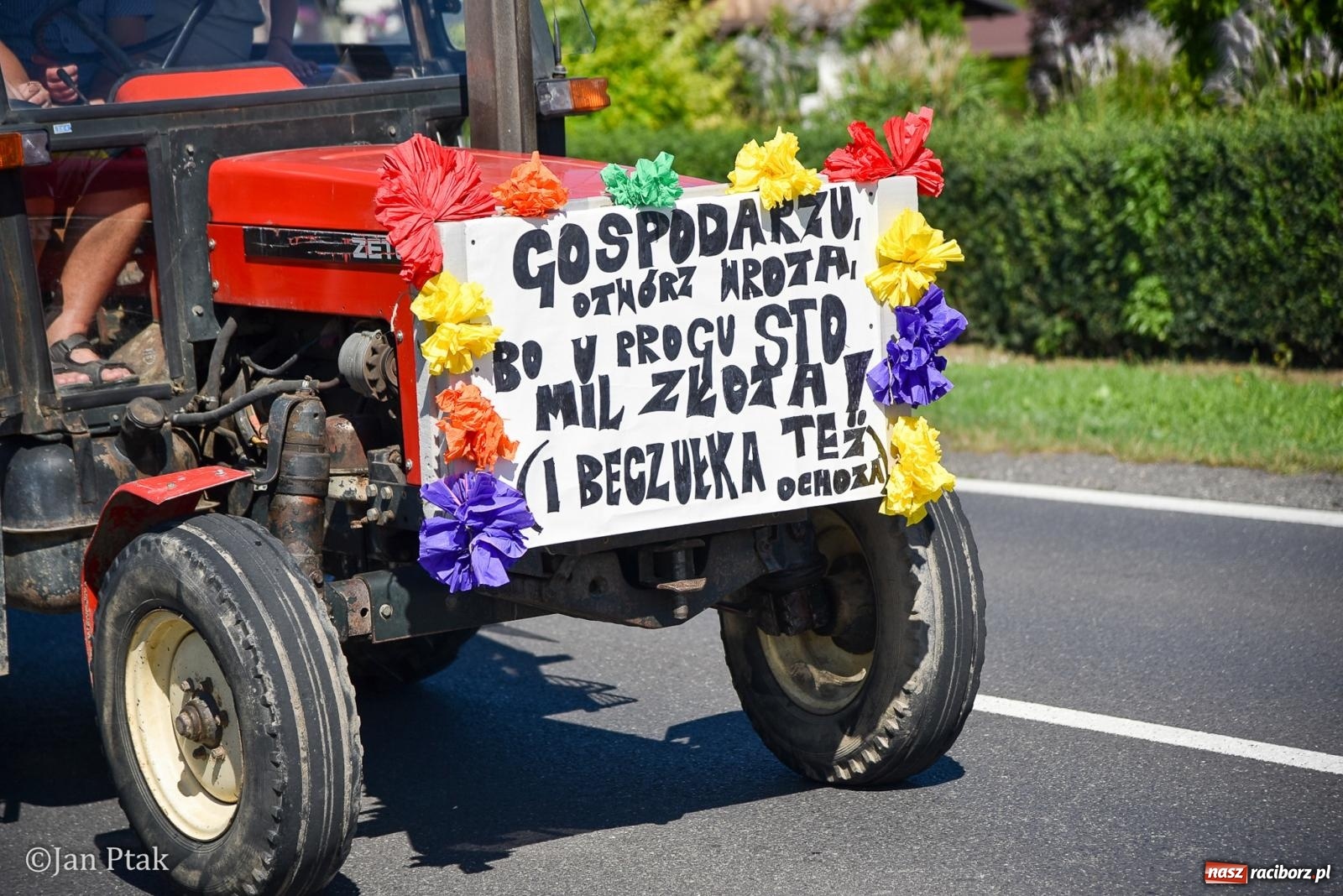 Zdjęcie w galerii na portalu naszraciborz.pl: Korowód dożynkowy przejechał przez Sudół. Rolnicza dzielnica Raciborza dziękuje za plony [FOTO i WIDEO] wiadomości z regionu