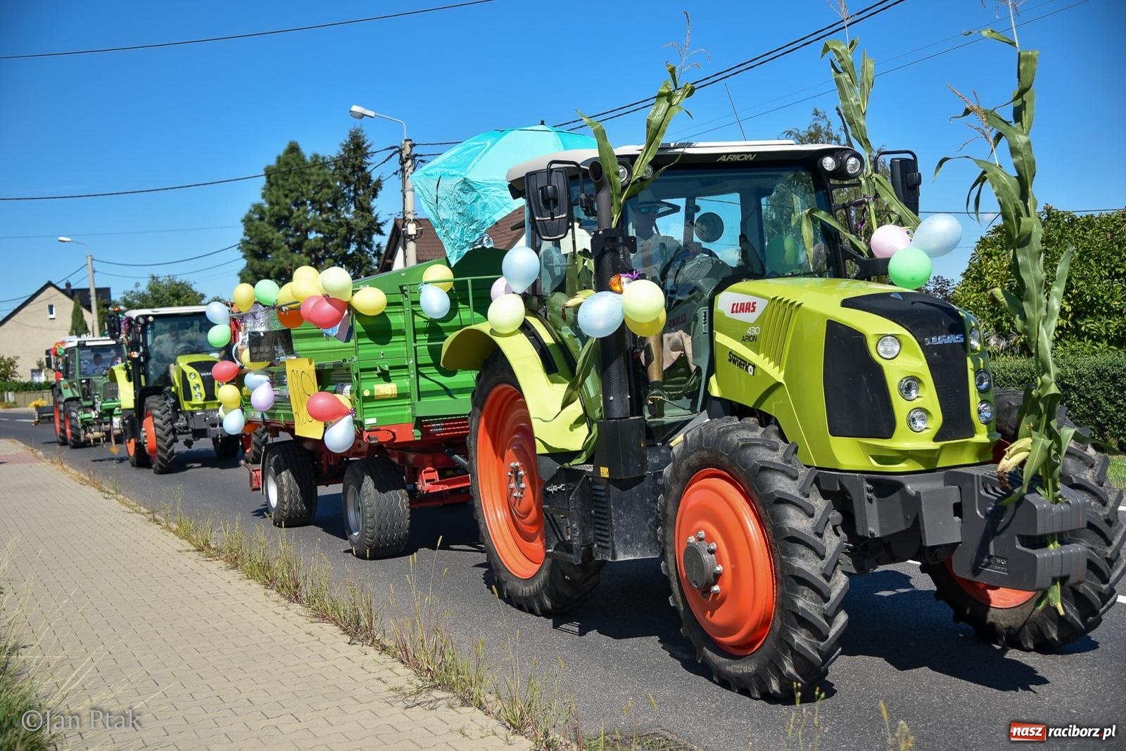 Zdjęcie w galerii na portalu naszraciborz.pl: Korowód dożynkowy przejechał przez Sudół. Rolnicza dzielnica Raciborza dziękuje za plony [FOTO i WIDEO] wiadomości z regionu