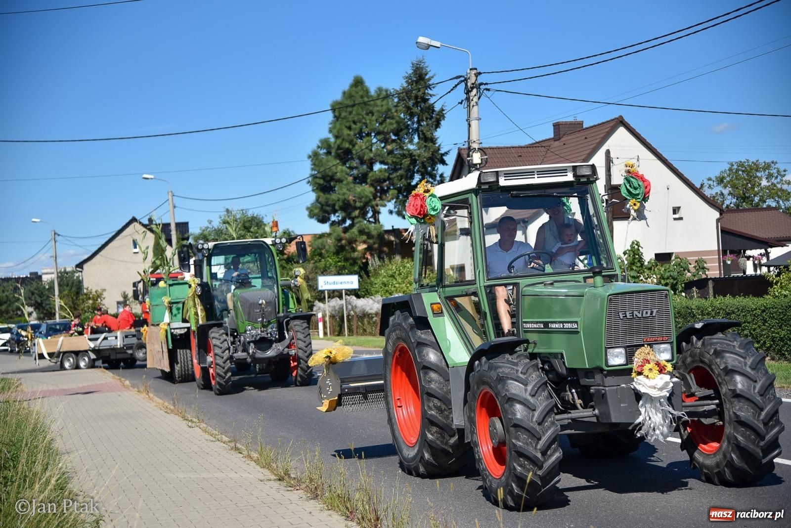 Zdjęcie w galerii na portalu naszraciborz.pl: Korowód dożynkowy przejechał przez Sudół. Rolnicza dzielnica Raciborza dziękuje za plony [FOTO i WIDEO] wiadomości z regionu