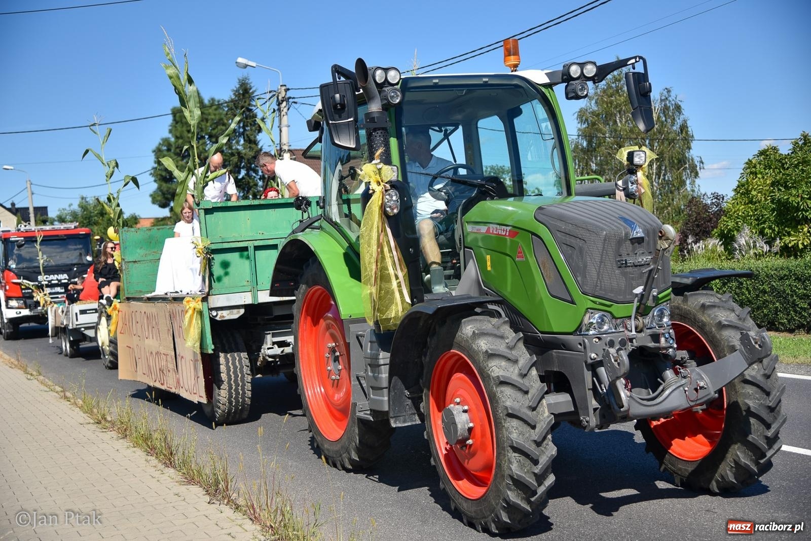 Zdjęcie w galerii na portalu naszraciborz.pl: Korowód dożynkowy przejechał przez Sudół. Rolnicza dzielnica Raciborza dziękuje za plony [FOTO i WIDEO] wiadomości z regionu