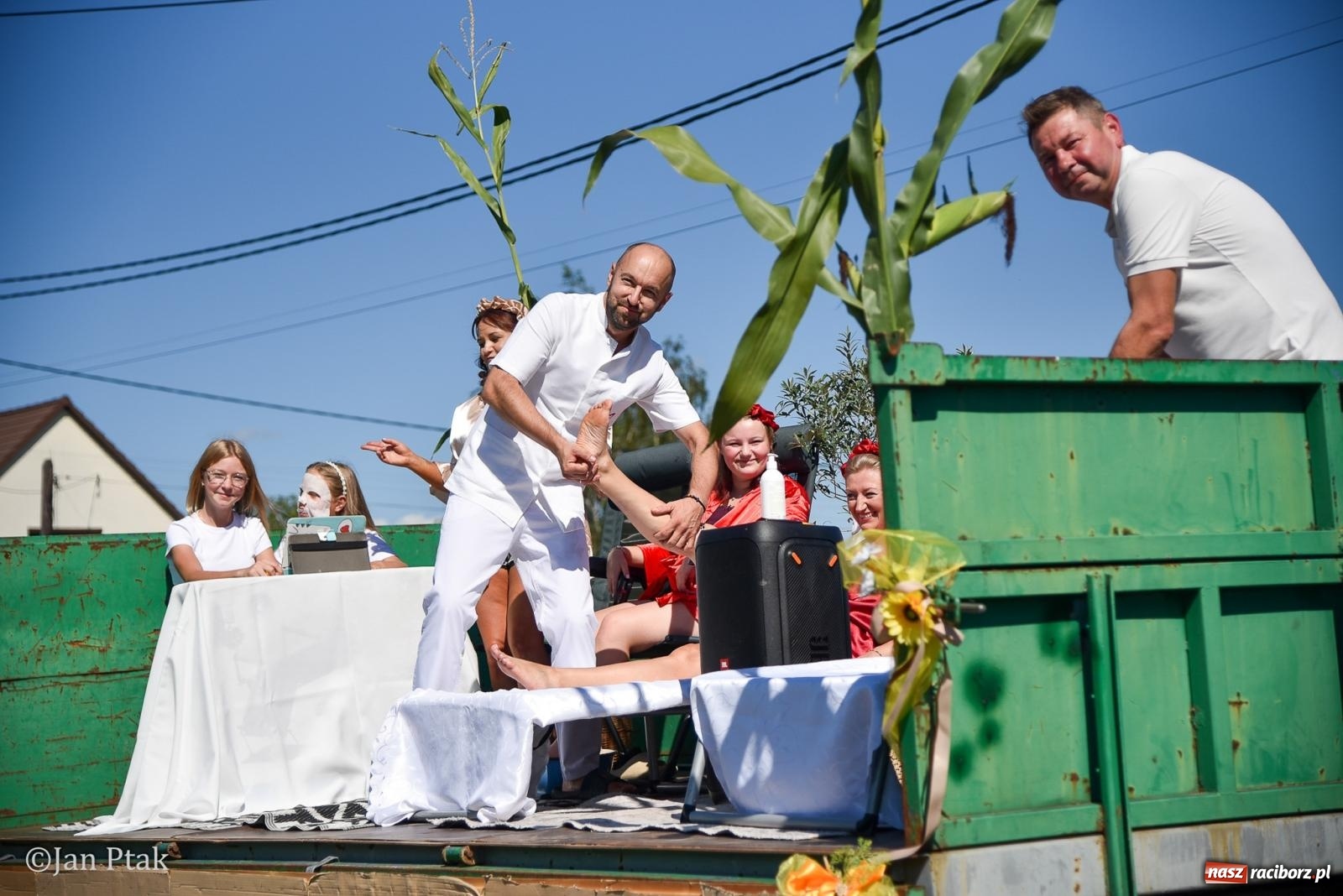 Zdjęcie w galerii na portalu naszraciborz.pl: Korowód dożynkowy przejechał przez Sudół. Rolnicza dzielnica Raciborza dziękuje za plony [FOTO i WIDEO] wiadomości z regionu