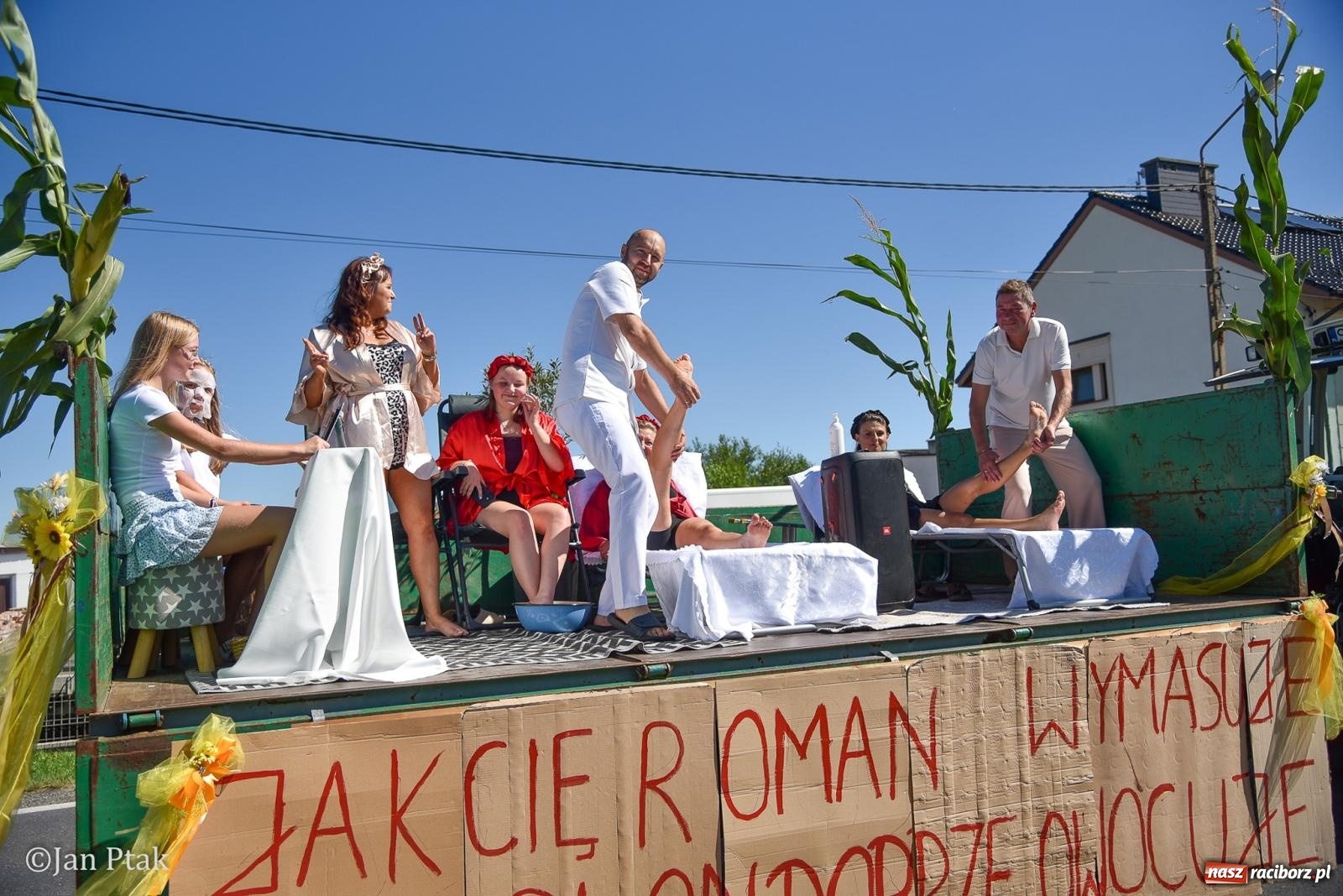 Zdjęcie w galerii na portalu naszraciborz.pl: Korowód dożynkowy przejechał przez Sudół. Rolnicza dzielnica Raciborza dziękuje za plony [FOTO i WIDEO] wiadomości z regionu