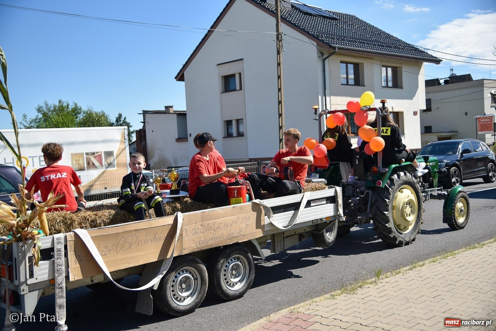Zdjęcie w galerii na portalu naszraciborz.pl: Korowód dożynkowy przejechał przez Sudół. Rolnicza dzielnica Raciborza dziękuje za plony [FOTO i WIDEO] wiadomości z regionu