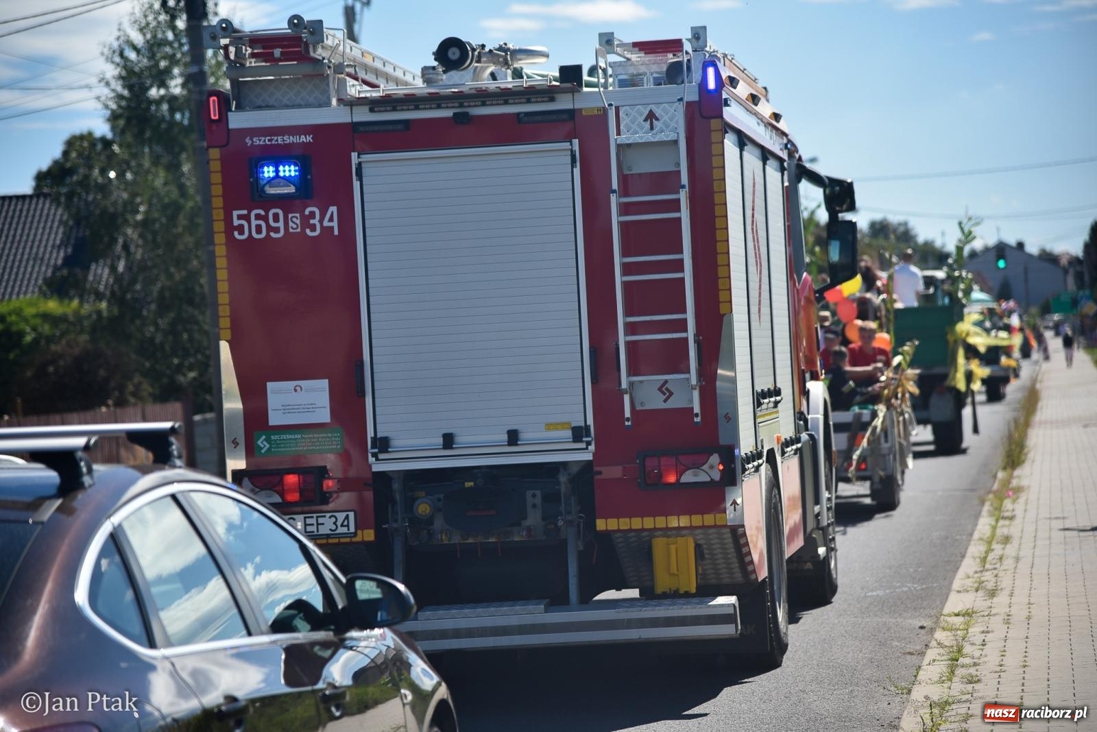 Zdjęcie w galerii na portalu naszraciborz.pl: Korowód dożynkowy przejechał przez Sudół. Rolnicza dzielnica Raciborza dziękuje za plony [FOTO i WIDEO] wiadomości z regionu