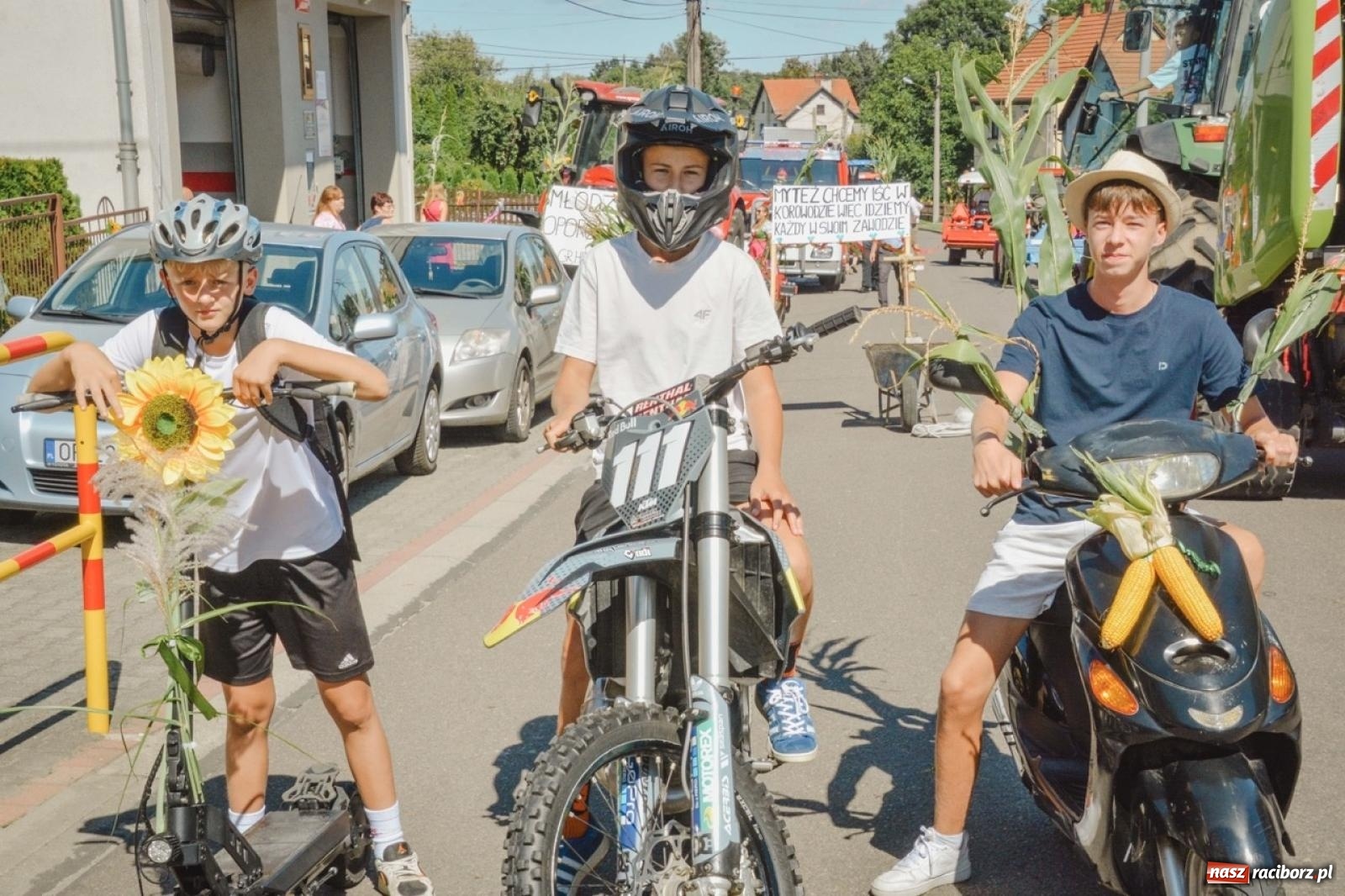 Zdjęcie w galerii na portalu naszraciborz.pl: Korowód przejechał przez Bolesław. Dożynkowe świętowanie trwa [FOTO i WIDEO] wiadomości z regionu