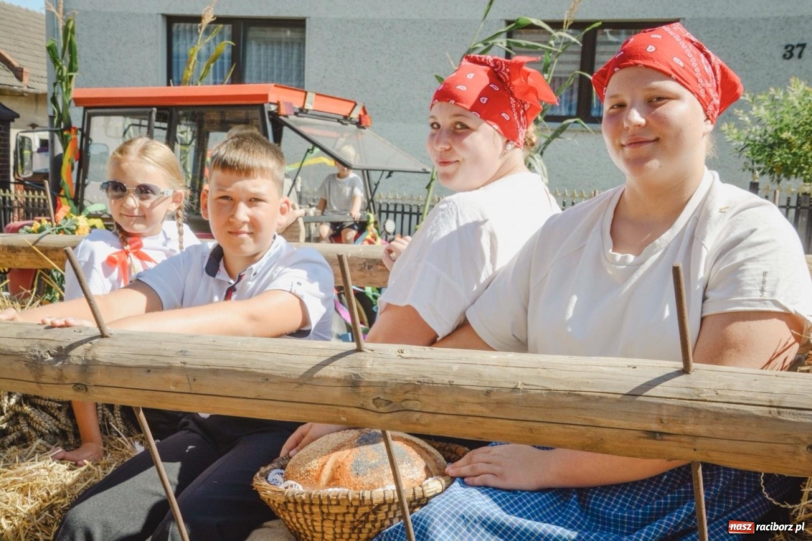 Zdjęcie w galerii na portalu naszraciborz.pl: Korowód przejechał przez Bolesław. Dożynkowe świętowanie trwa [FOTO i WIDEO] wiadomości z regionu