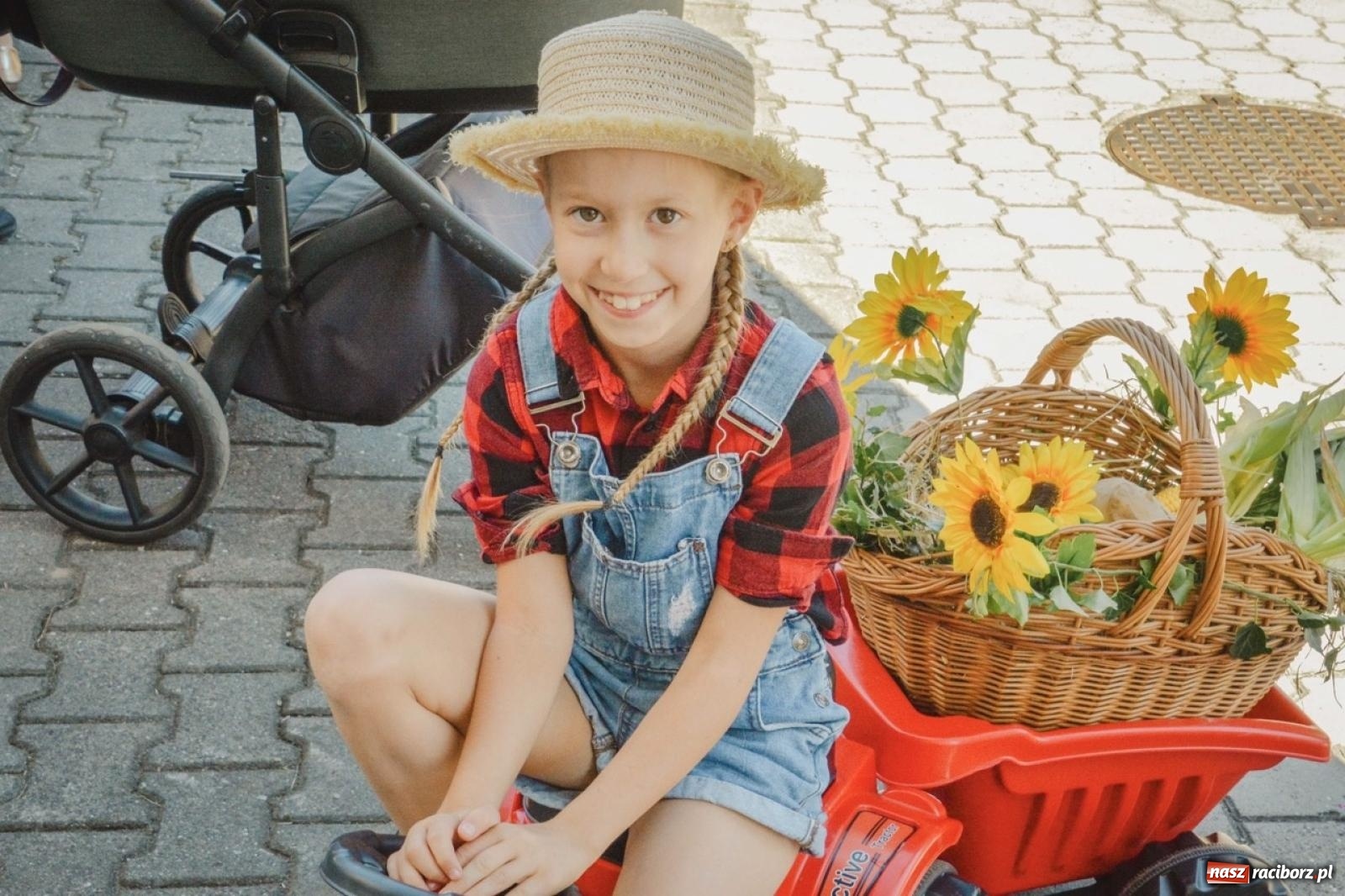 Zdjęcie w galerii na portalu naszraciborz.pl: Korowód przejechał przez Bolesław. Dożynkowe świętowanie trwa [FOTO i WIDEO] wiadomości z regionu