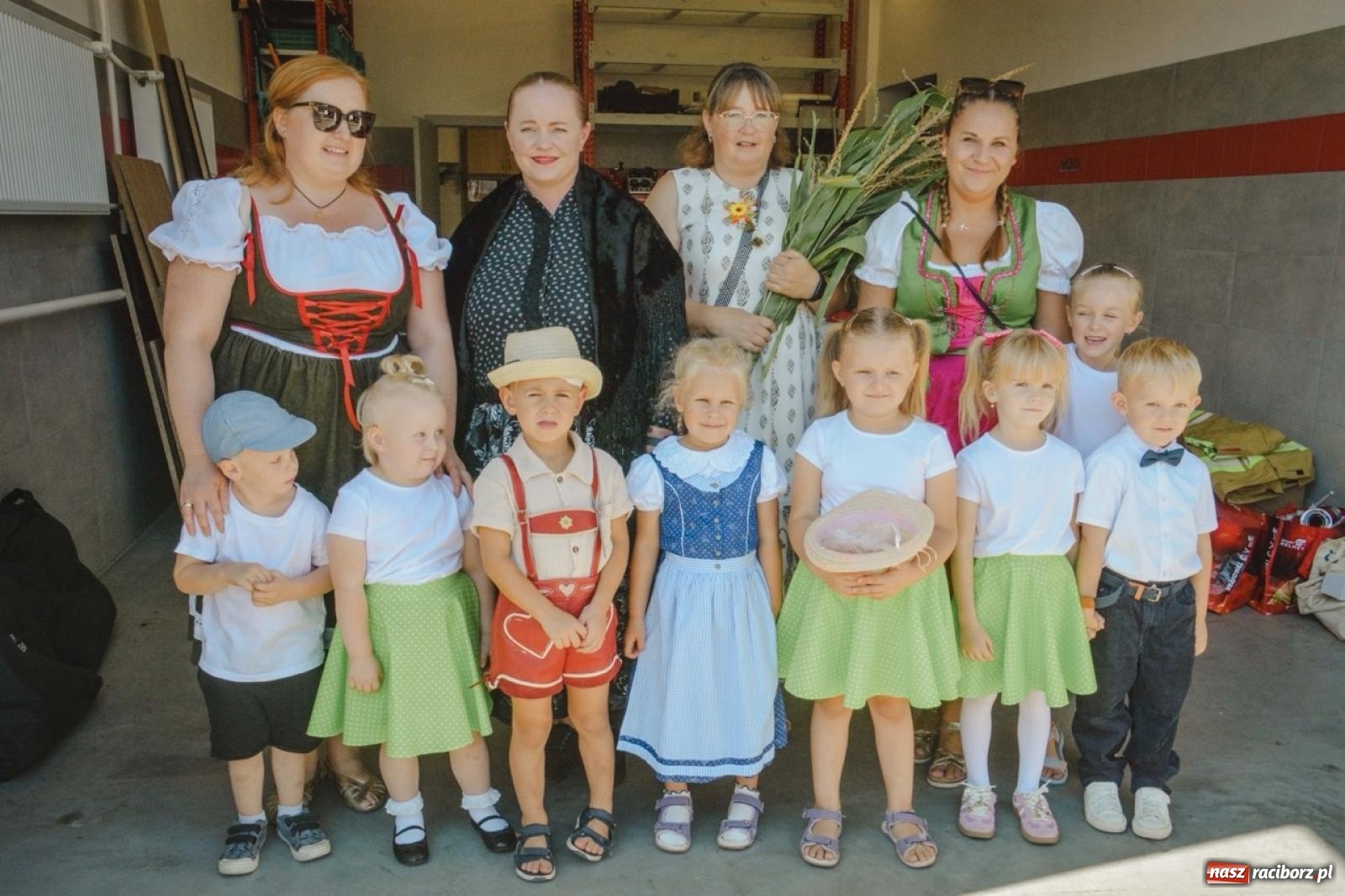 Zdjęcie w galerii na portalu naszraciborz.pl: Korowód przejechał przez Bolesław. Dożynkowe świętowanie trwa [FOTO i WIDEO] wiadomości z regionu