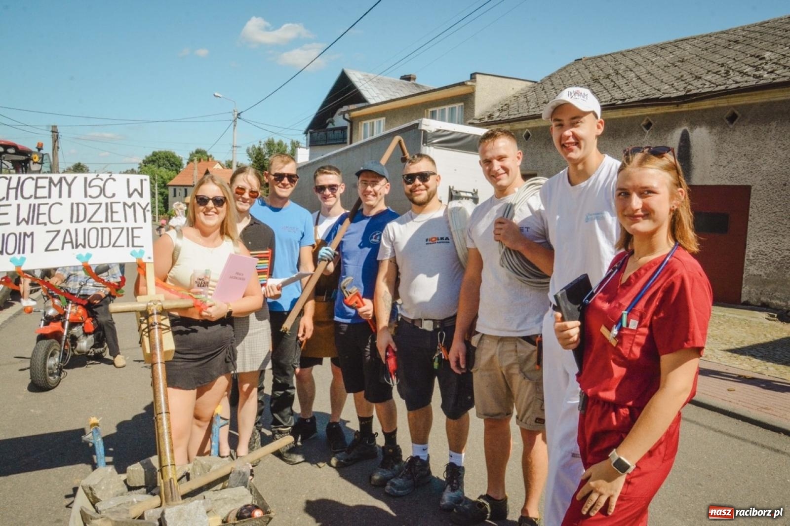 Zdjęcie w galerii na portalu naszraciborz.pl: Korowód przejechał przez Bolesław. Dożynkowe świętowanie trwa [FOTO i WIDEO] wiadomości z regionu