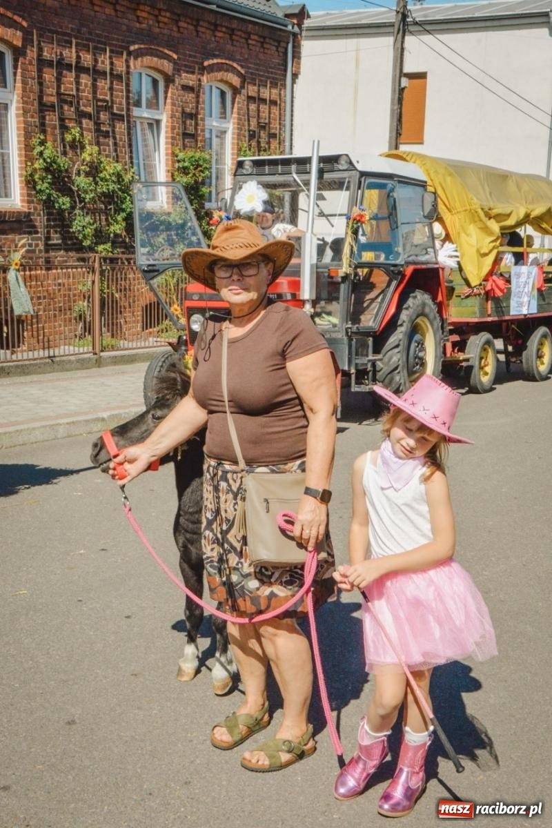 Zdjęcie w galerii na portalu naszraciborz.pl: Korowód przejechał przez Bolesław. Dożynkowe świętowanie trwa [FOTO i WIDEO] wiadomości z regionu