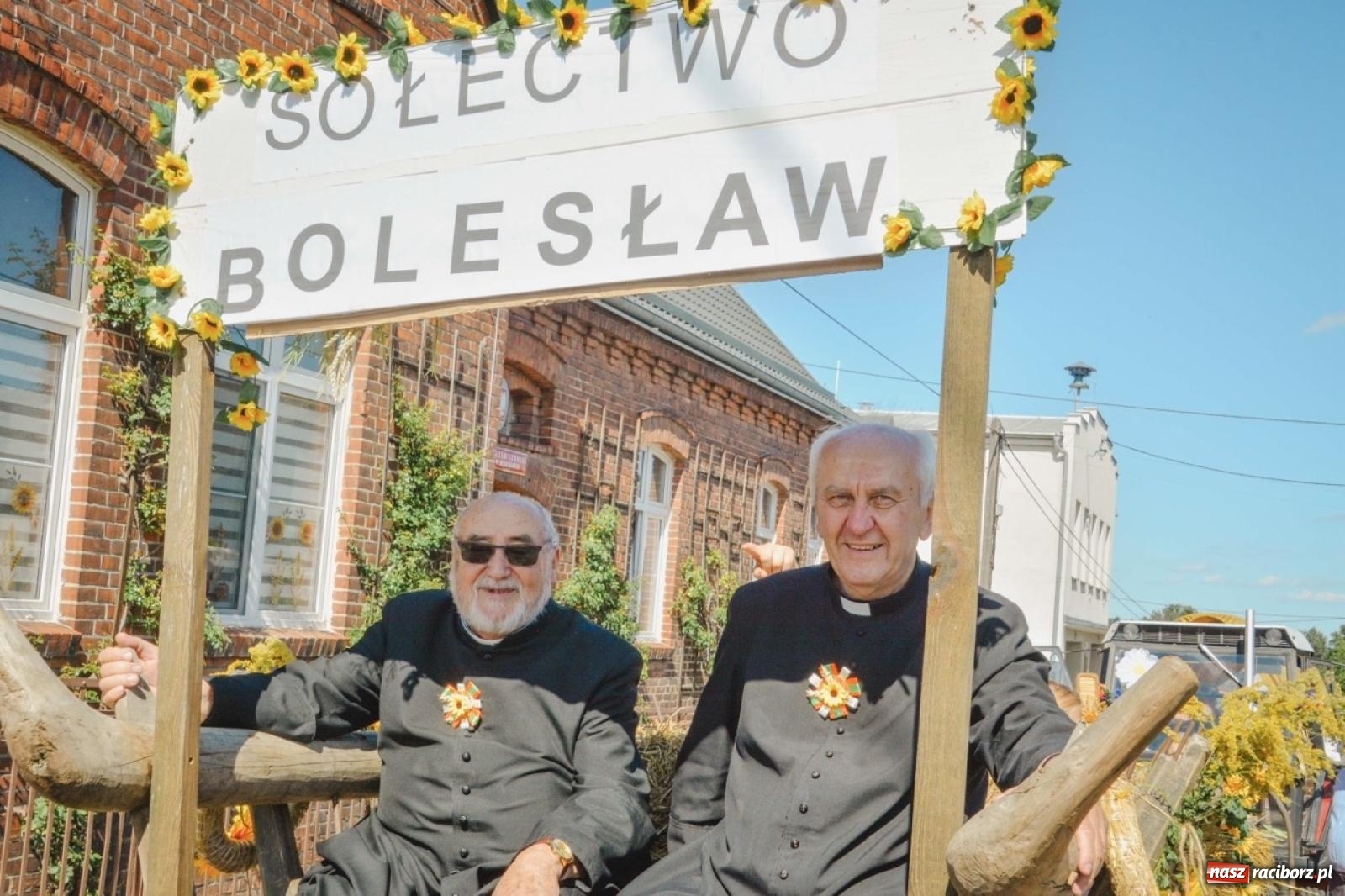 Zdjęcie w galerii na portalu naszraciborz.pl: Korowód przejechał przez Bolesław. Dożynkowe świętowanie trwa [FOTO i WIDEO] wiadomości z regionu