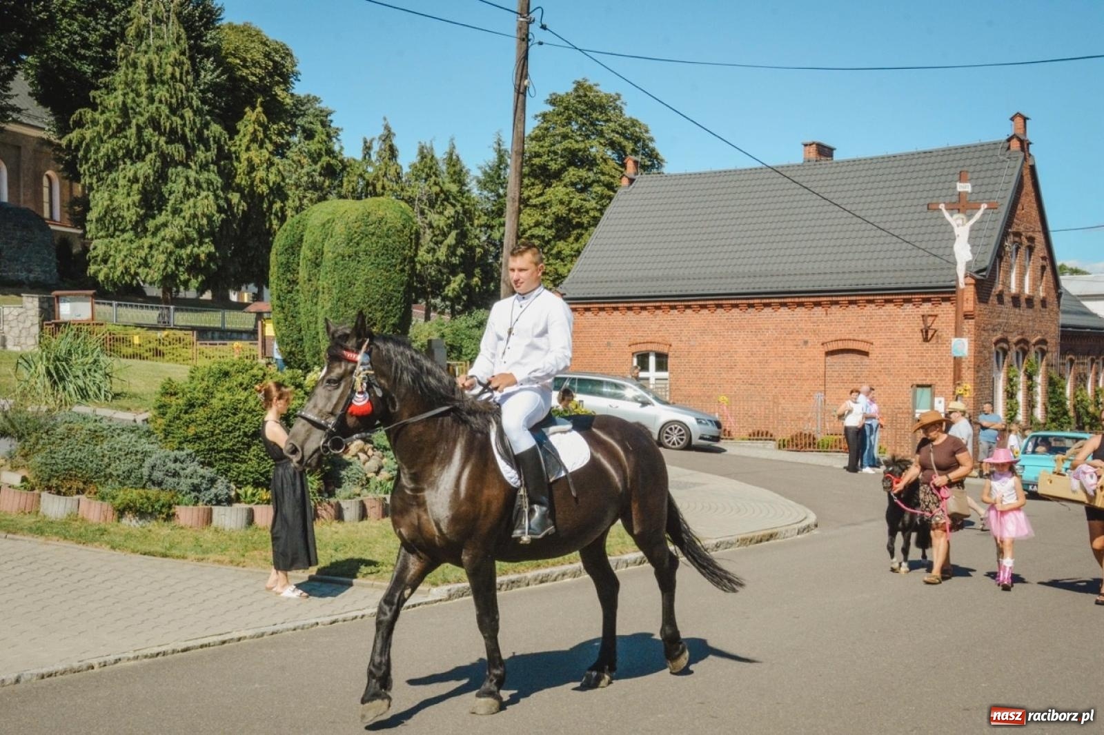 Zdjęcie w galerii na portalu naszraciborz.pl: Korowód przejechał przez Bolesław. Dożynkowe świętowanie trwa [FOTO i WIDEO] wiadomości z regionu