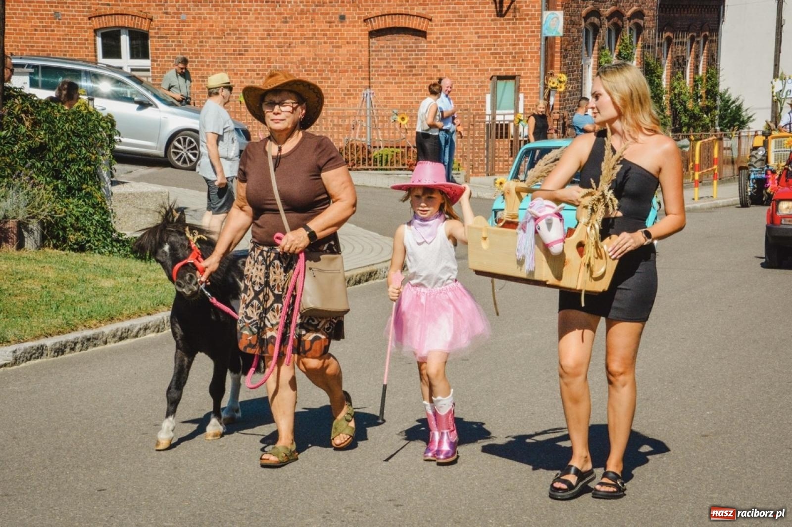 Zdjęcie w galerii na portalu naszraciborz.pl: Korowód przejechał przez Bolesław. Dożynkowe świętowanie trwa [FOTO i WIDEO] wiadomości z regionu