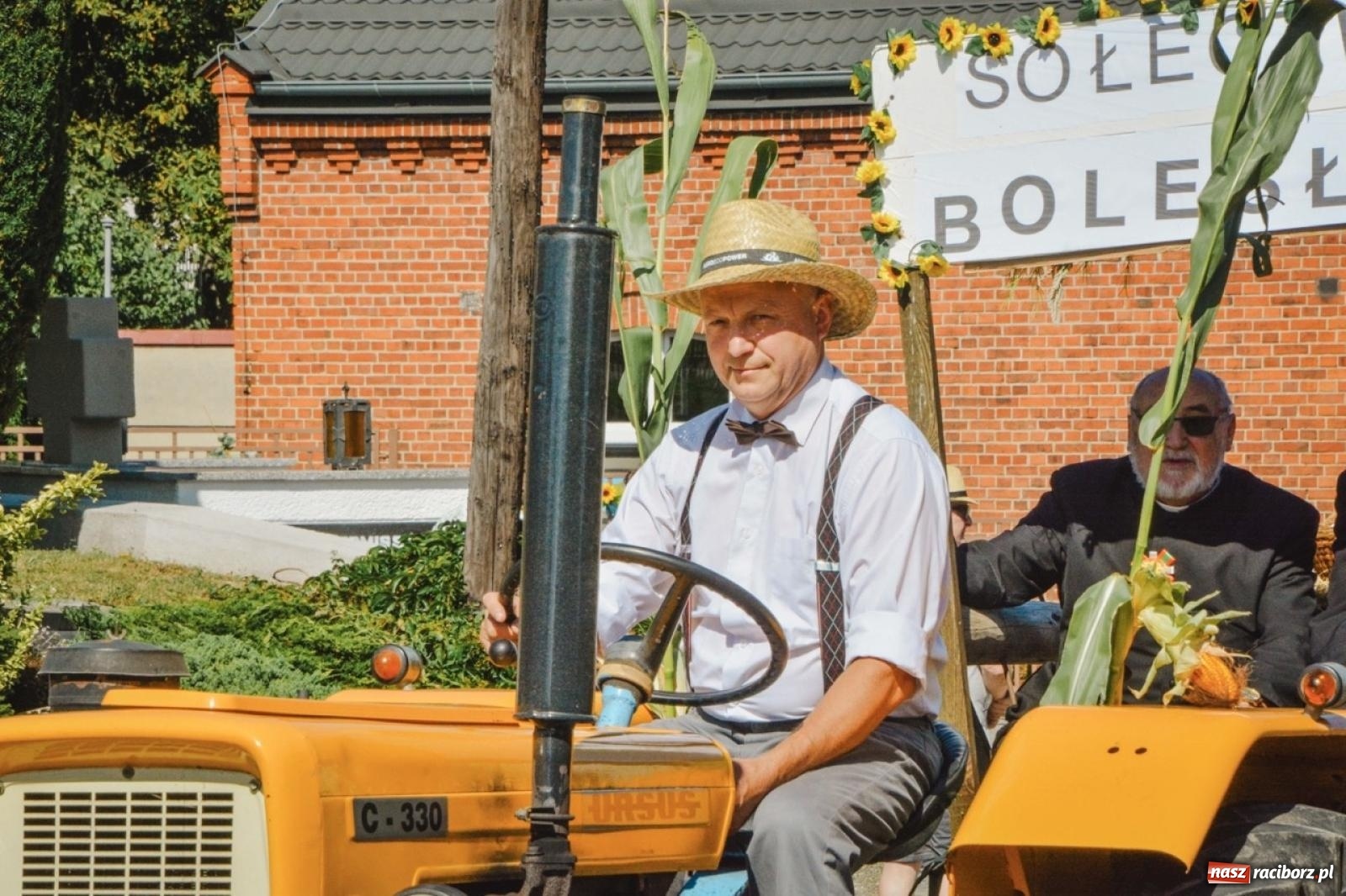 Zdjęcie w galerii na portalu naszraciborz.pl: Korowód przejechał przez Bolesław. Dożynkowe świętowanie trwa [FOTO i WIDEO] wiadomości z regionu