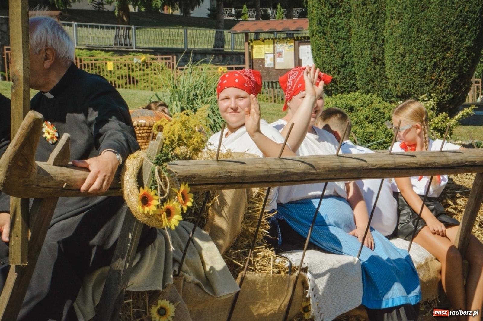 Zdjęcie w galerii na portalu naszraciborz.pl: Korowód przejechał przez Bolesław. Dożynkowe świętowanie trwa [FOTO i WIDEO] wiadomości z regionu