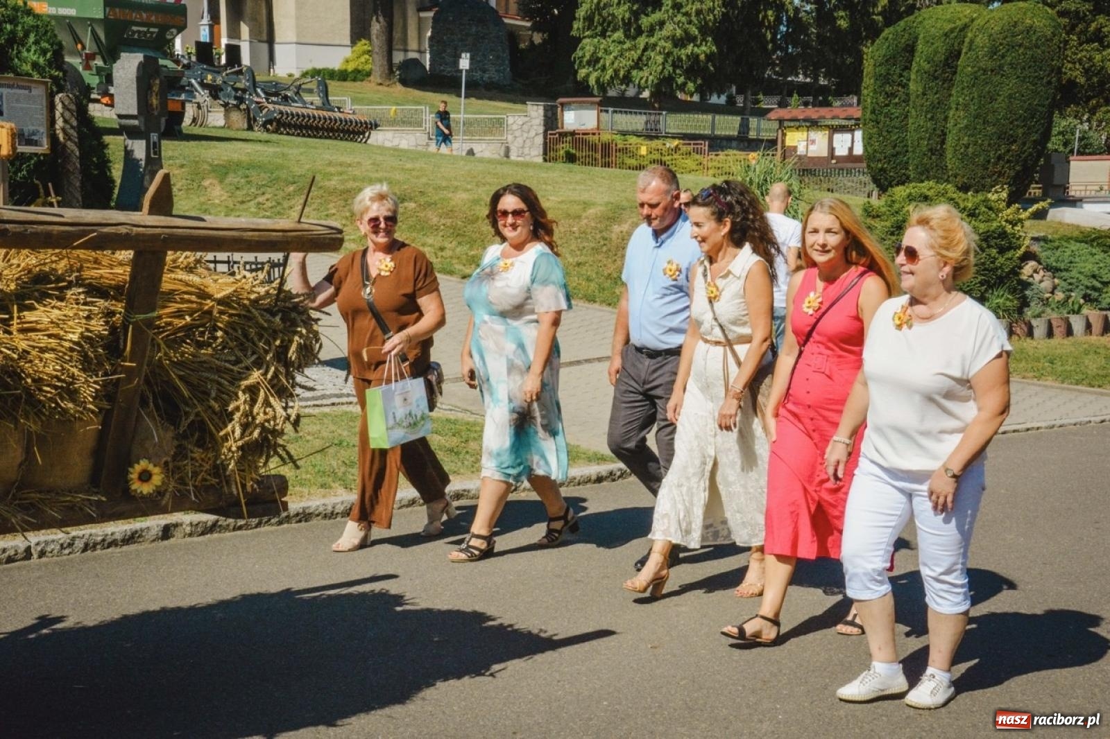 Zdjęcie w galerii na portalu naszraciborz.pl: Korowód przejechał przez Bolesław. Dożynkowe świętowanie trwa [FOTO i WIDEO] wiadomości z regionu
