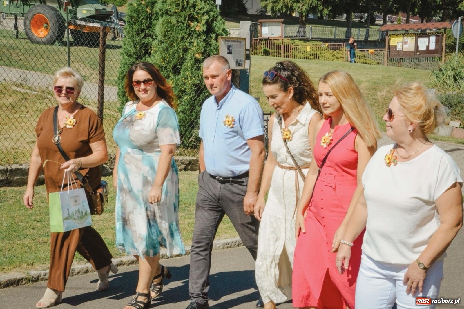 Zdjęcie w galerii na portalu naszraciborz.pl: Korowód przejechał przez Bolesław. Dożynkowe świętowanie trwa [FOTO i WIDEO] wiadomości z regionu
