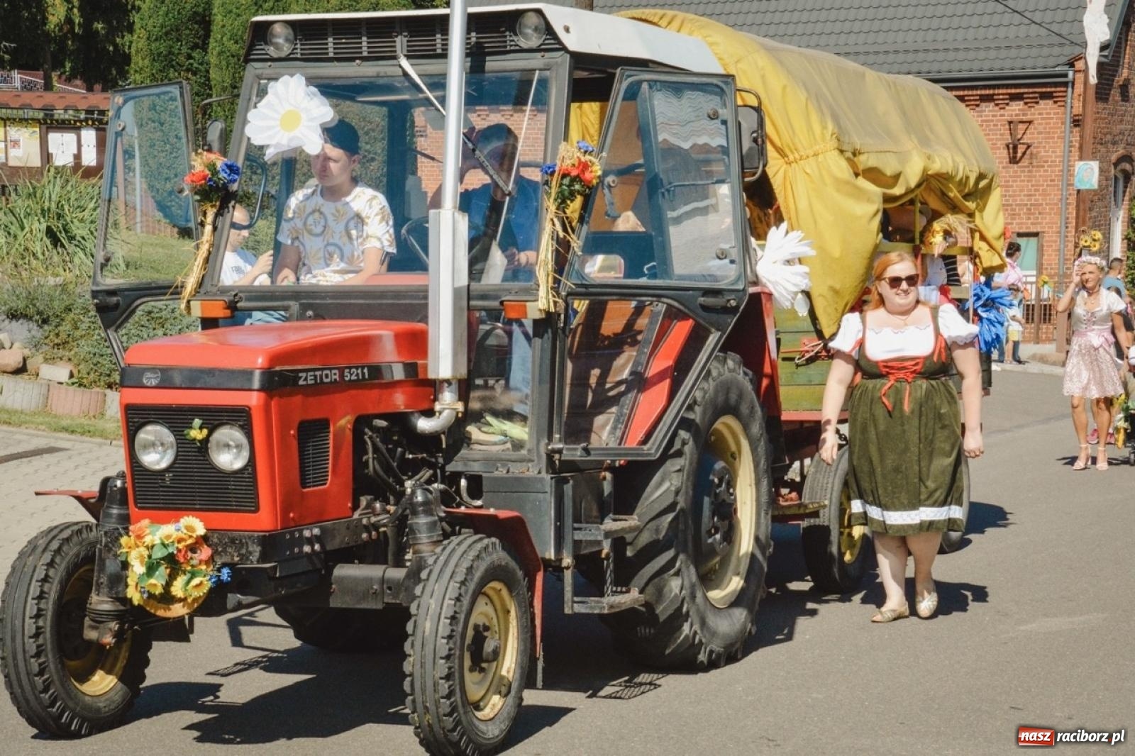 Zdjęcie w galerii na portalu naszraciborz.pl: Korowód przejechał przez Bolesław. Dożynkowe świętowanie trwa [FOTO i WIDEO] wiadomości z regionu