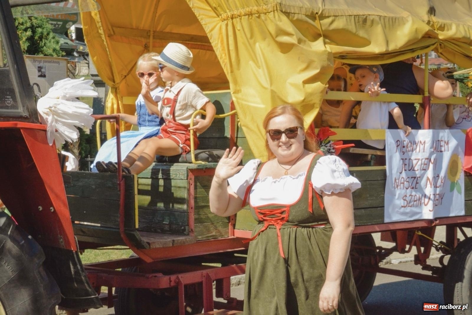 Zdjęcie w galerii na portalu naszraciborz.pl: Korowód przejechał przez Bolesław. Dożynkowe świętowanie trwa [FOTO i WIDEO] wiadomości z regionu
