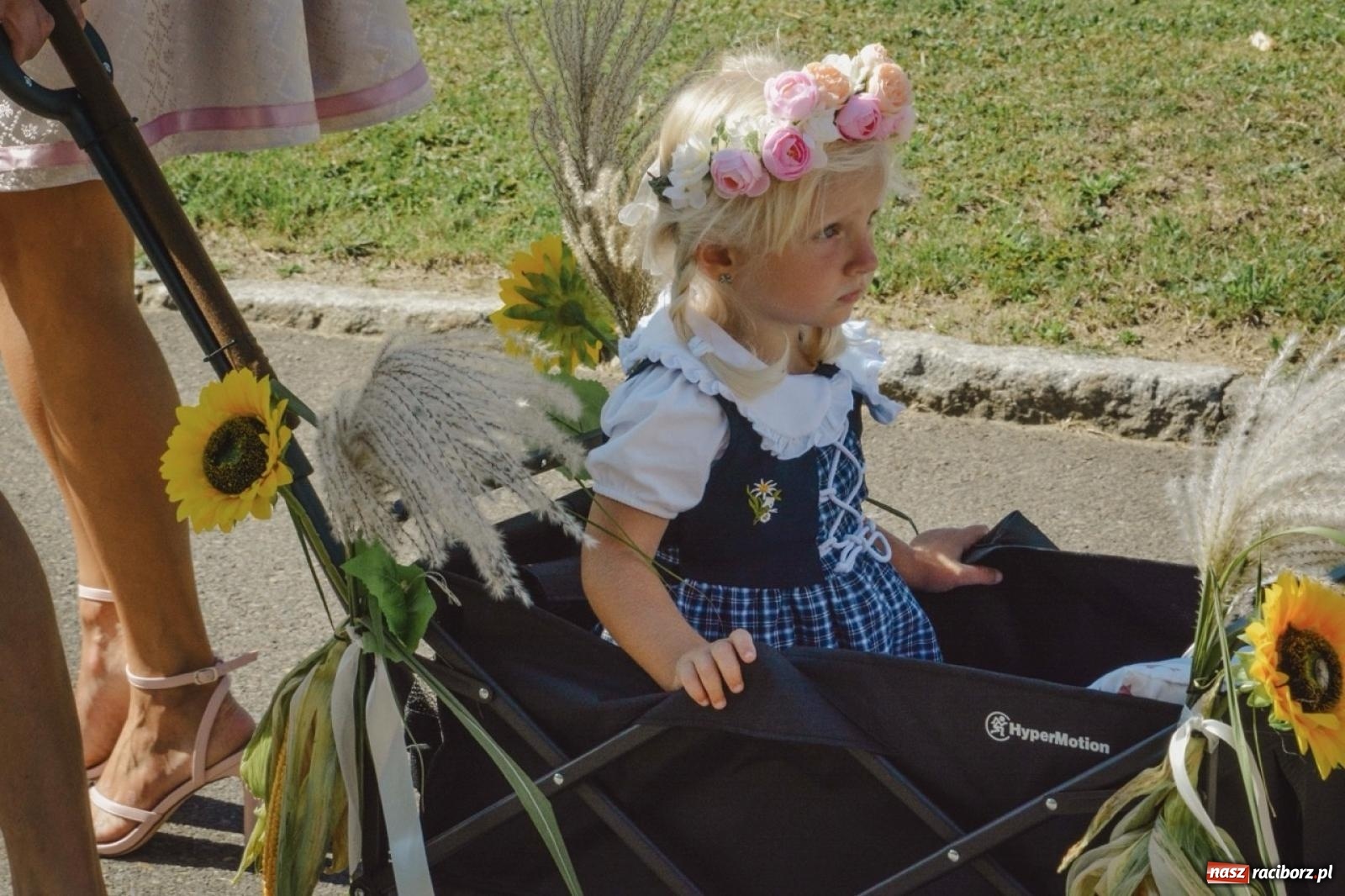 Zdjęcie w galerii na portalu naszraciborz.pl: Korowód przejechał przez Bolesław. Dożynkowe świętowanie trwa [FOTO i WIDEO] wiadomości z regionu